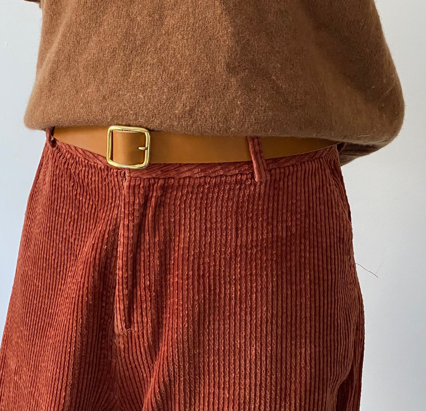 TRAVERSE ceinture fine boucle rectangulaire en laiton doré cuir de couleur naturel