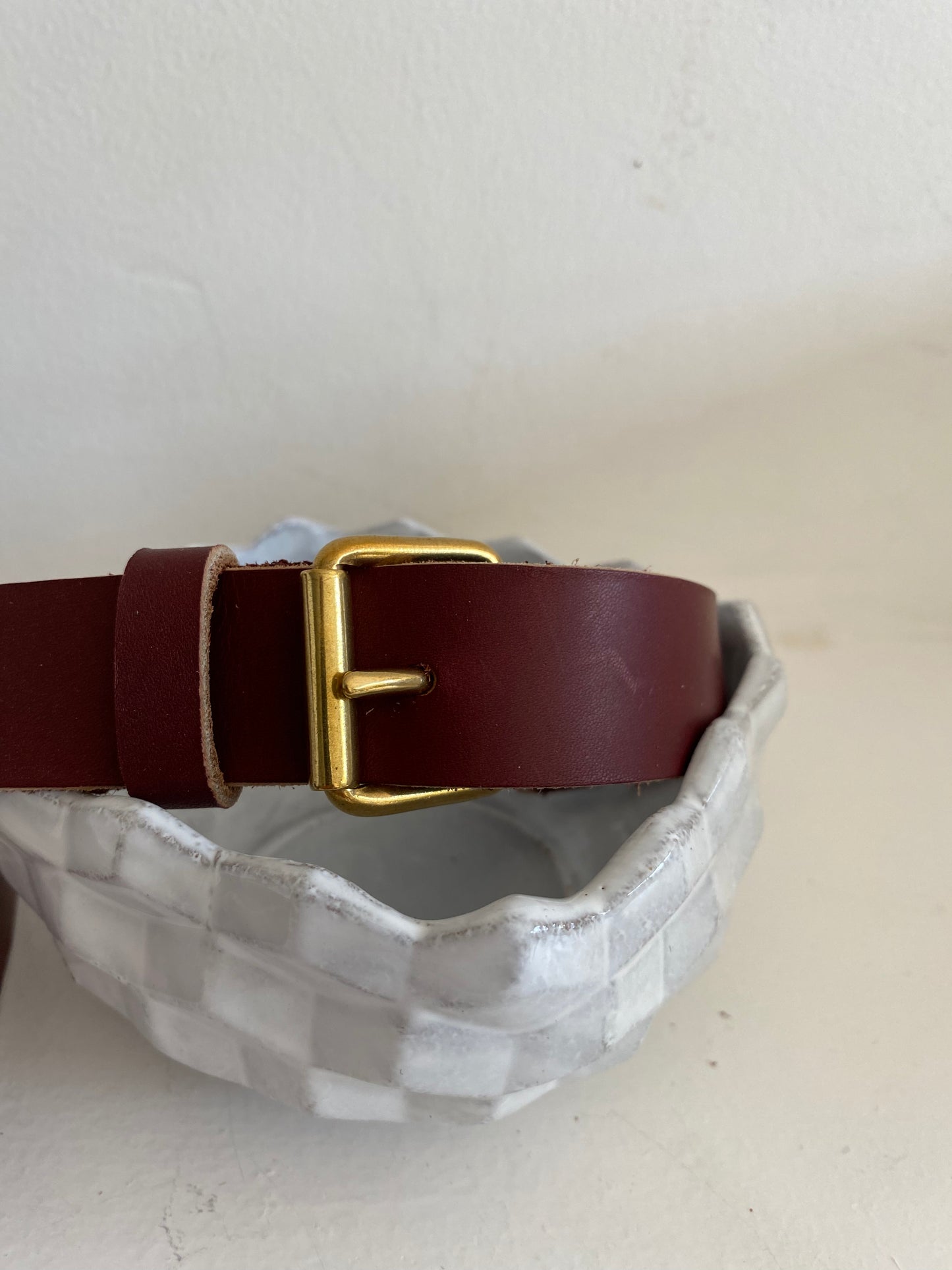 TRAVERSE ceinture fine couleur lie-de-vin boucle à rouleau avec passant lie-de-vin