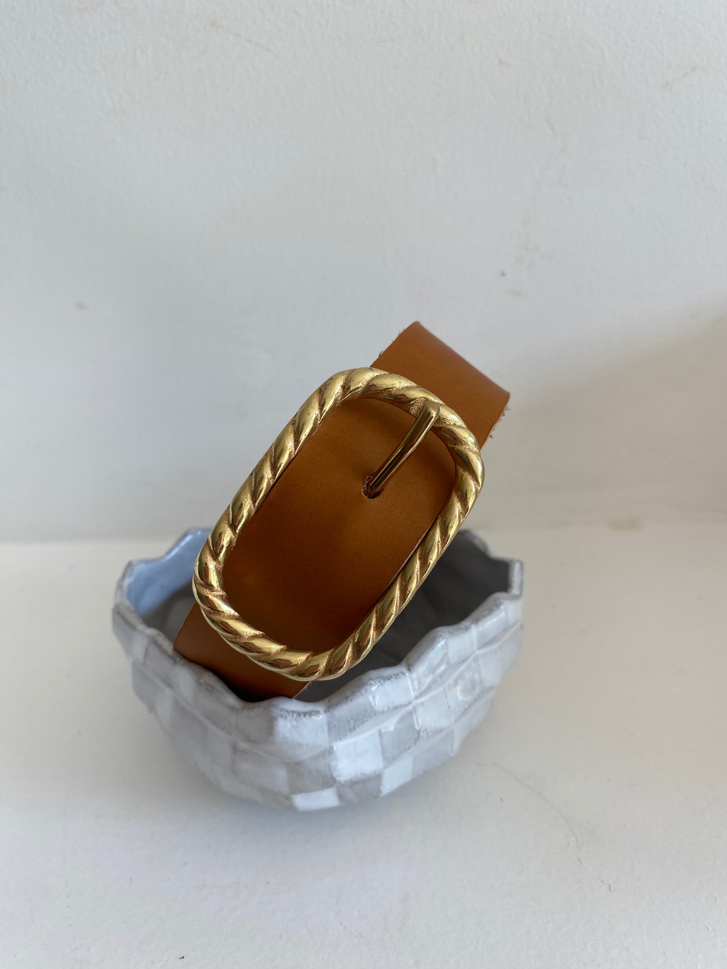 ceinture TRAVERSE boucle joliment torsadée en laiton cuir naturel