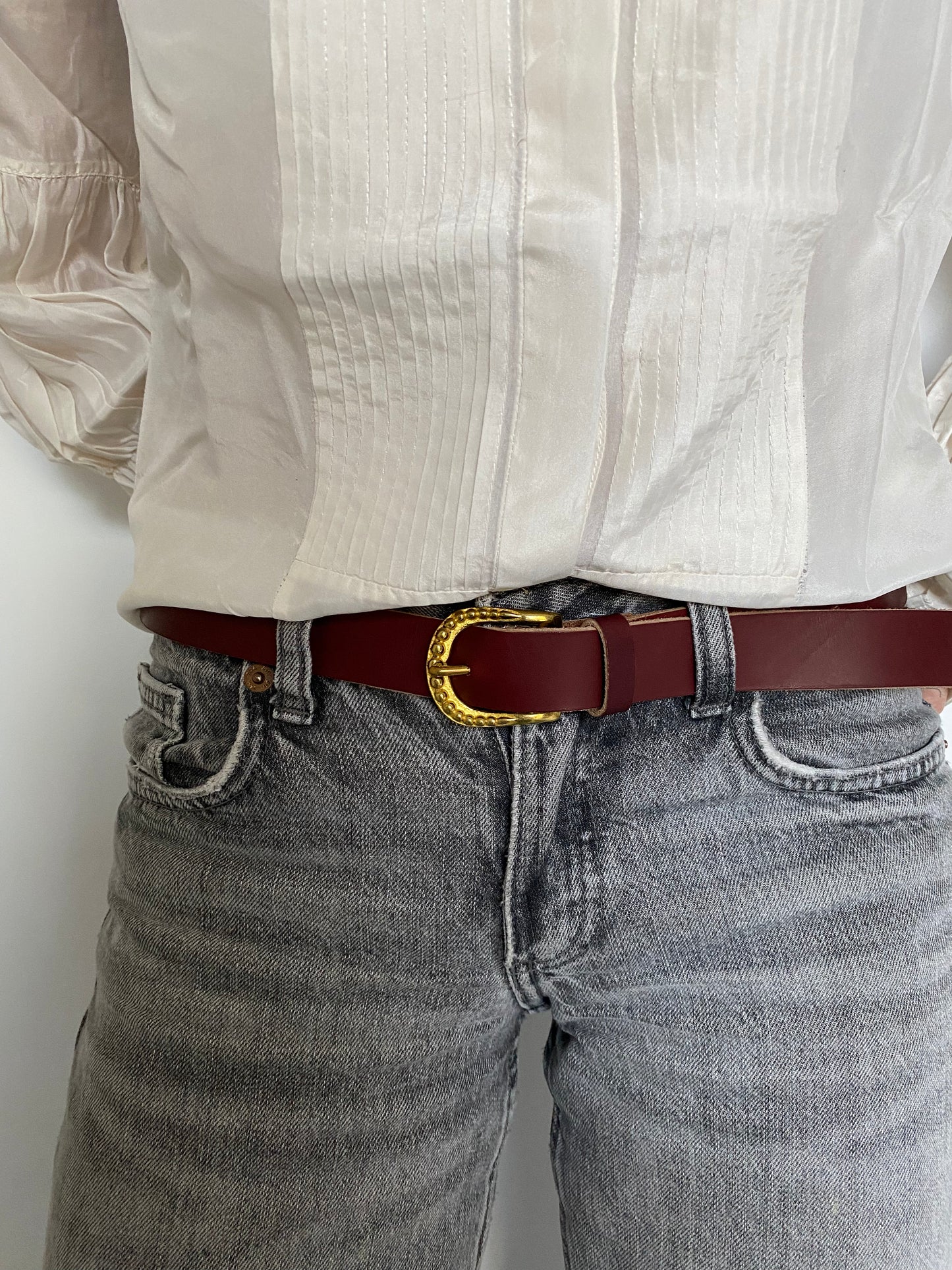 ceinture fine TRAVERSE boucle à couronne de perles cuir li-de-vin