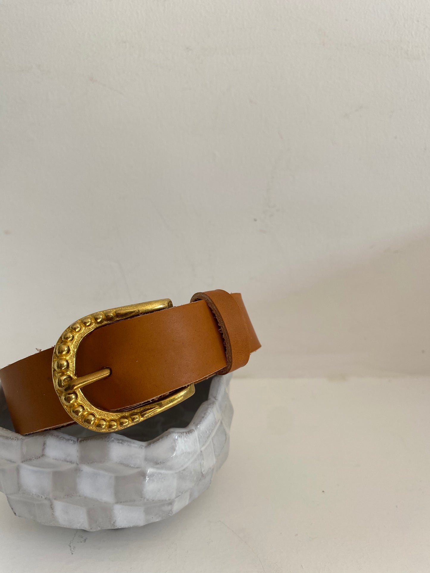 ceinture_fine_TRAVERSE_boucle_couronne_de_perles_cuir_naturel