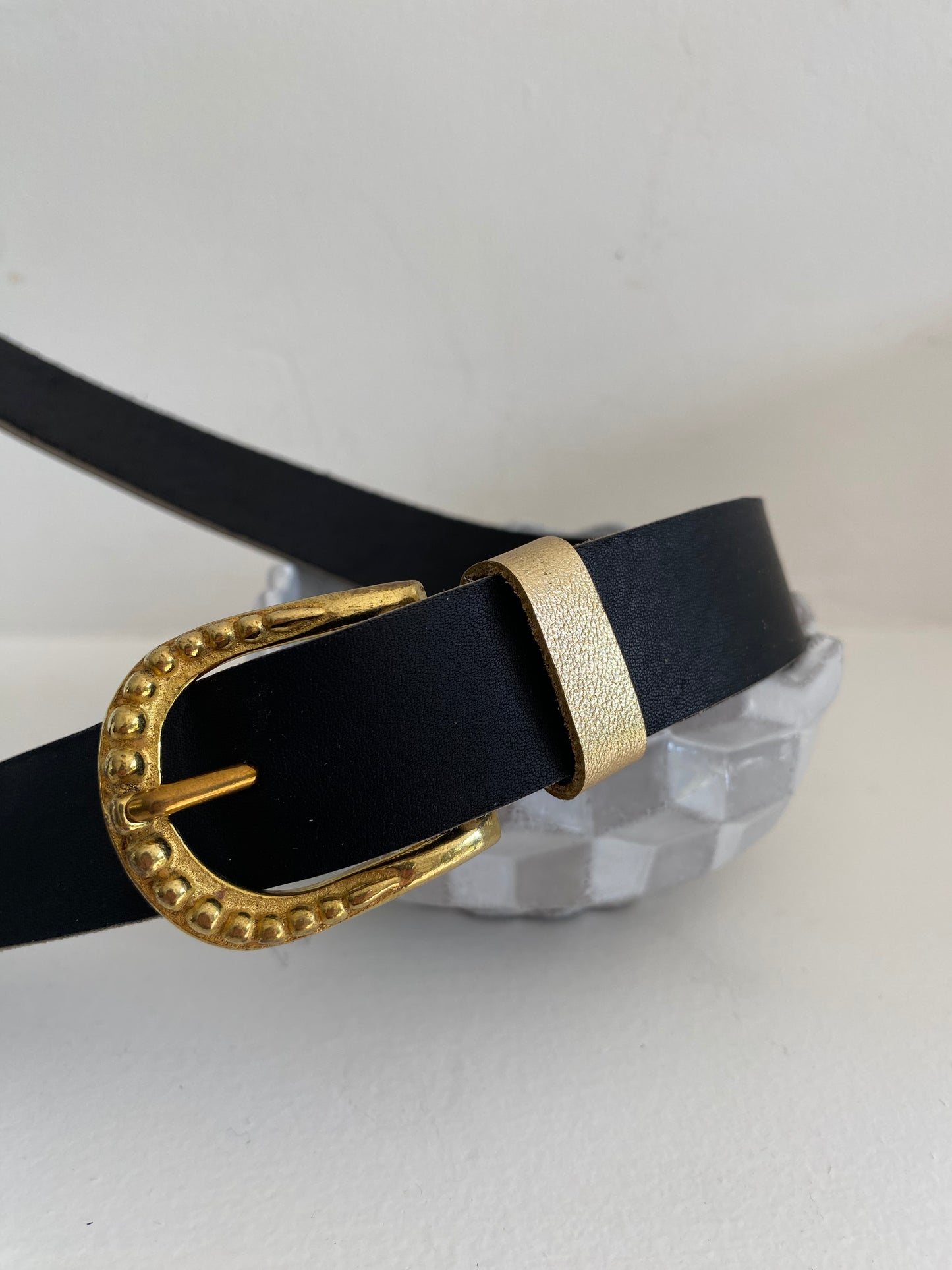 ceinture_fine_TRAVERSE_boucle_couronne_de_perles_cuir_nuit