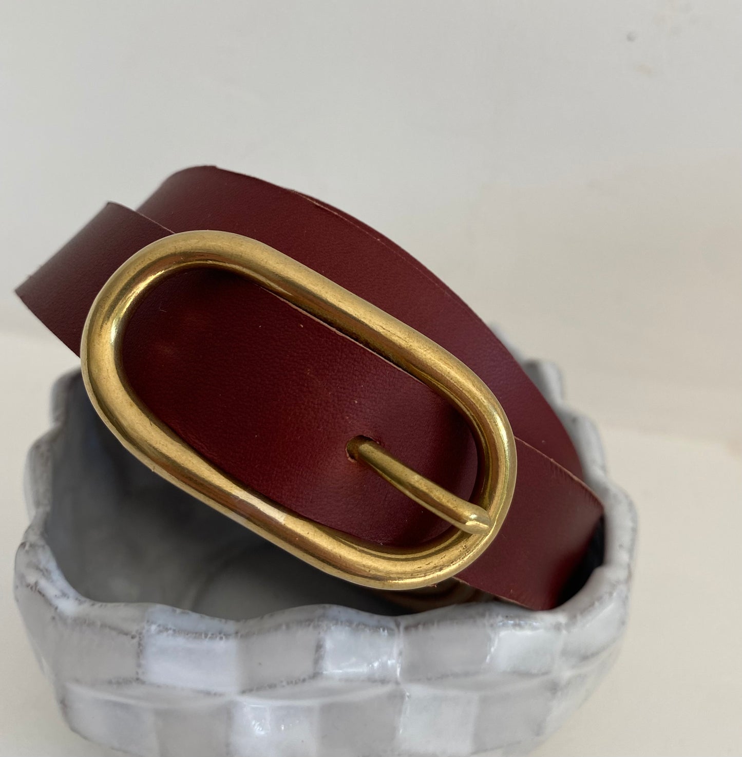 ceinture fine boucle ovale cuir lie-de-vin