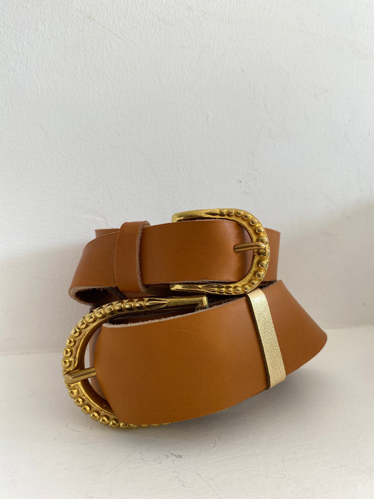 ceinture_fine_TRAVERSE_boucle_couronne_de_perles_cuir_li-de-vin_passant_doré