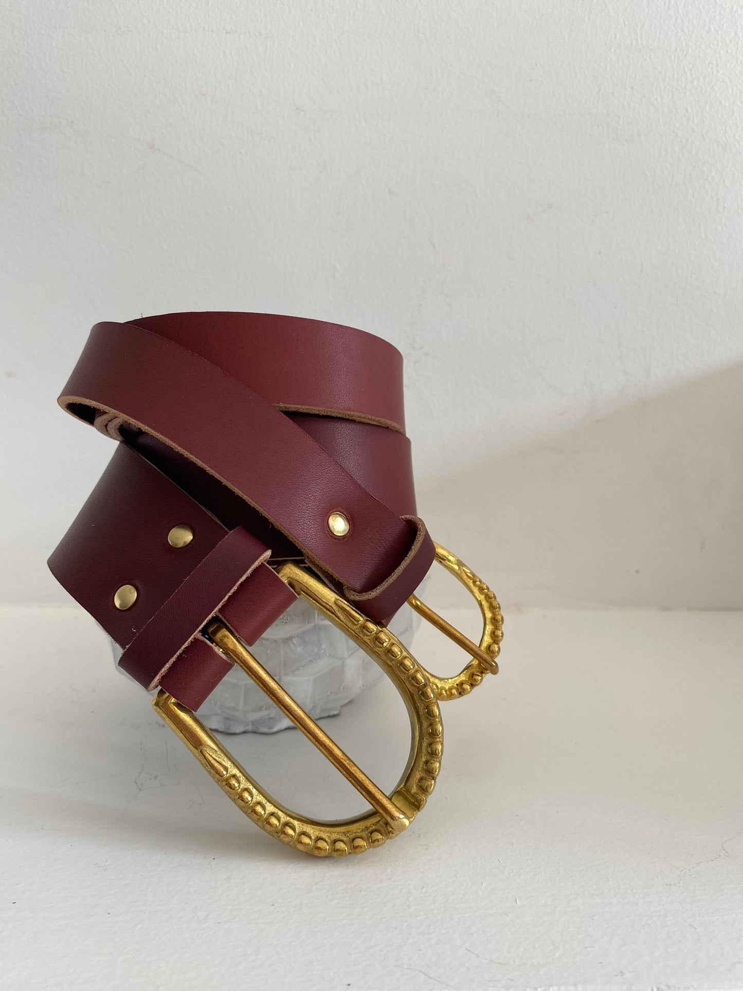 ceinture_fine_et_classique_TRAVERSE_boucle_couronne_de_perles_cuir_lie_de_vin