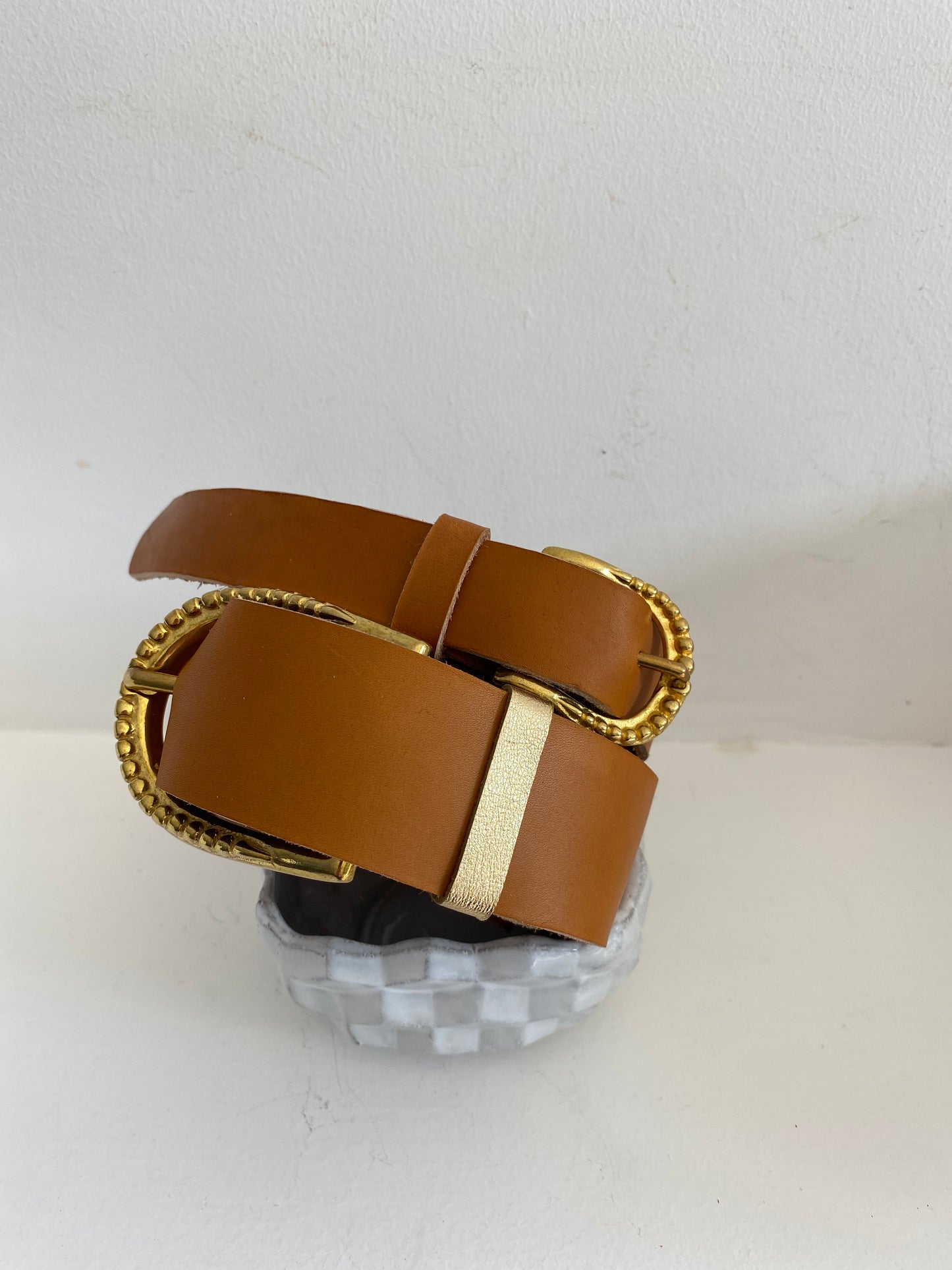 ceinture_fine_et_classique_TRAVERSE_boucle_couronne_de_perles_cuir_naturel_passant_doré