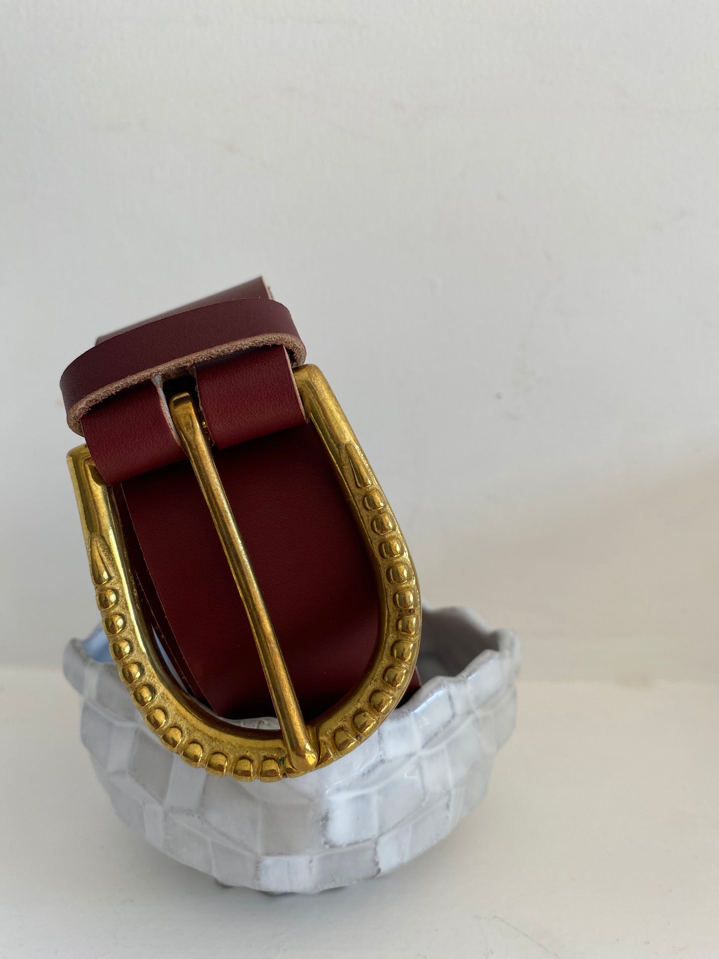 détail boucle laiton fondu classique ceinture cuir lie-de-vin TRAVERSE