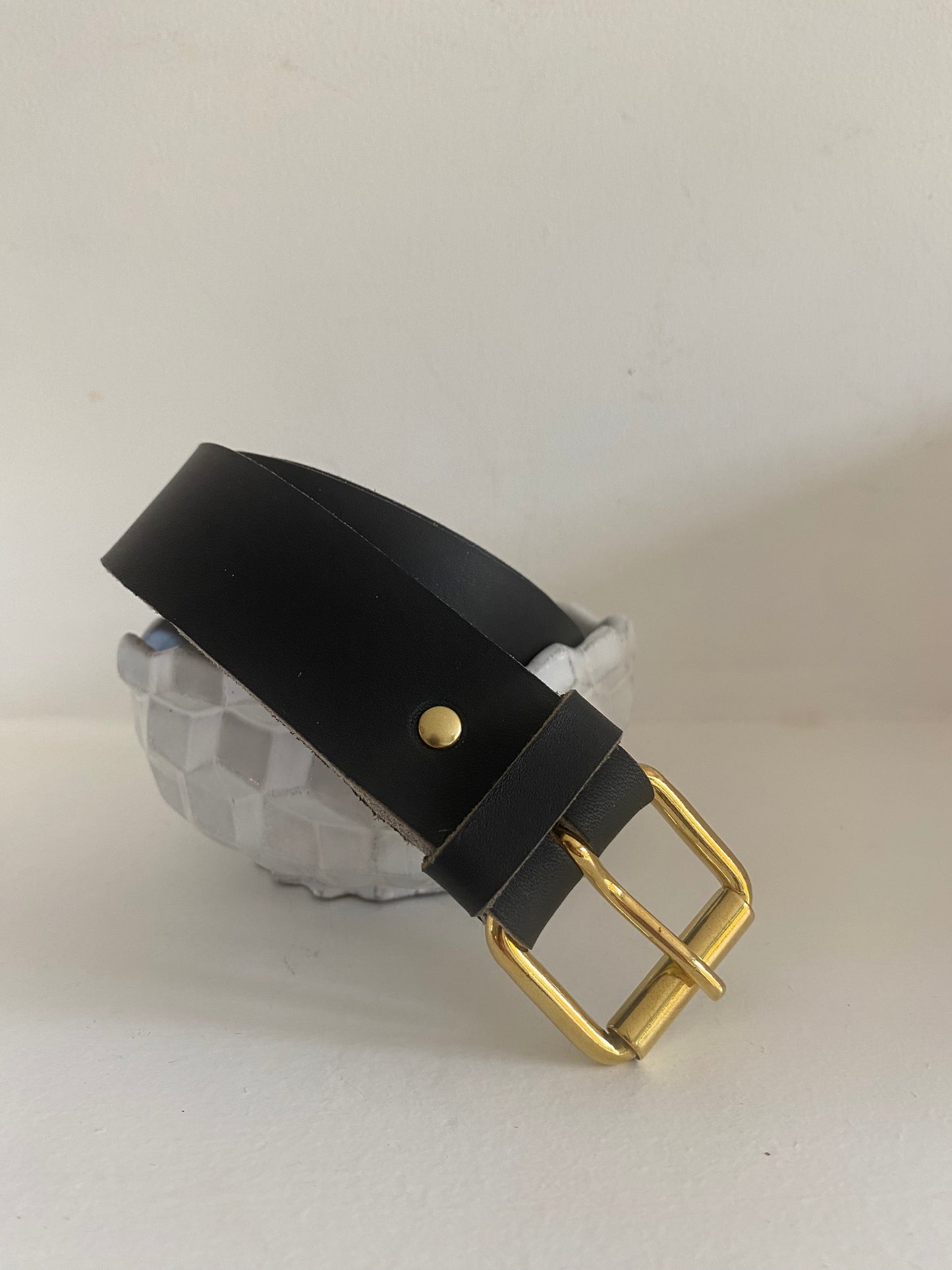 détail ceinture HOMME cuir nuit boucle laiton