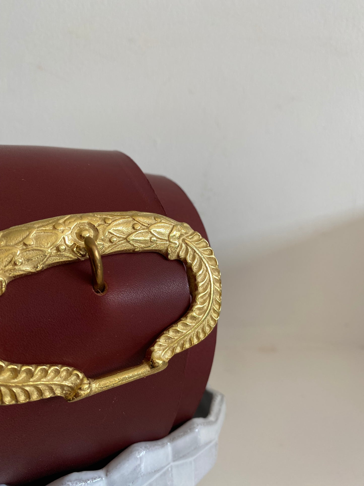 détail ceinture TRAVERSE cuir lie-de-vin boucle au rameau en laiton doré