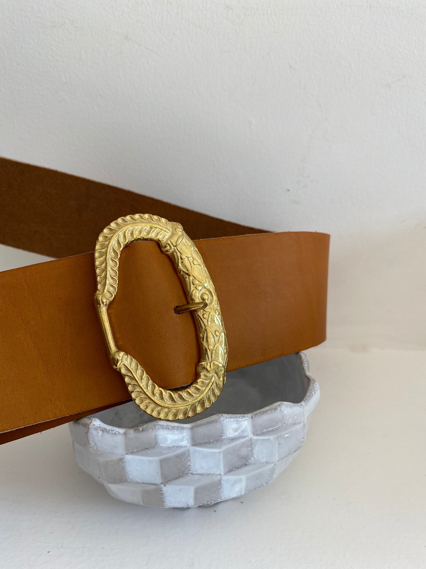 détail ceinture TRAVERSE cuir naturel boucle au rameau en laiton doré