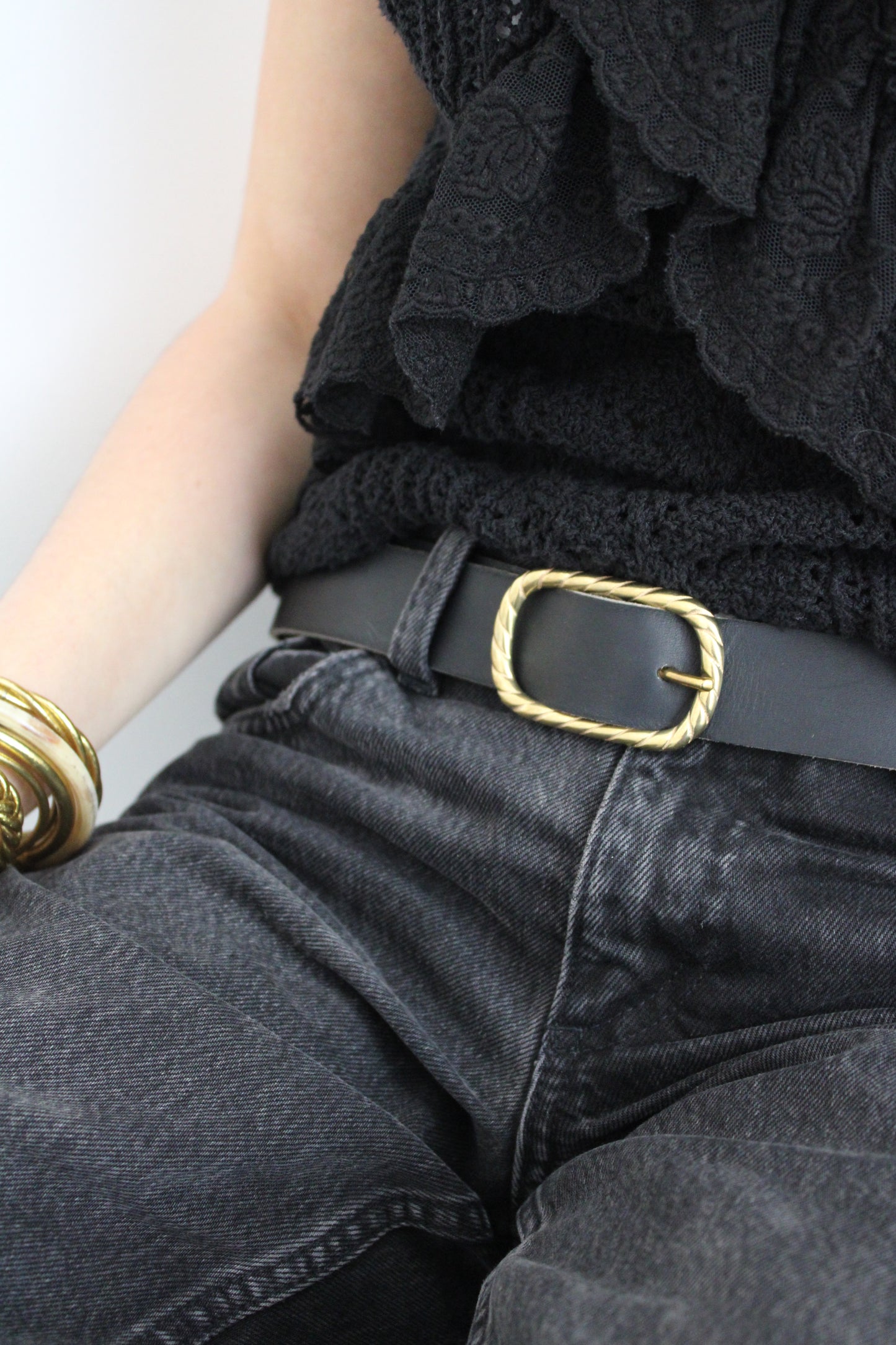 look noir : ceinture TRAVERSE boucle torsadée en laiton cuir nuit