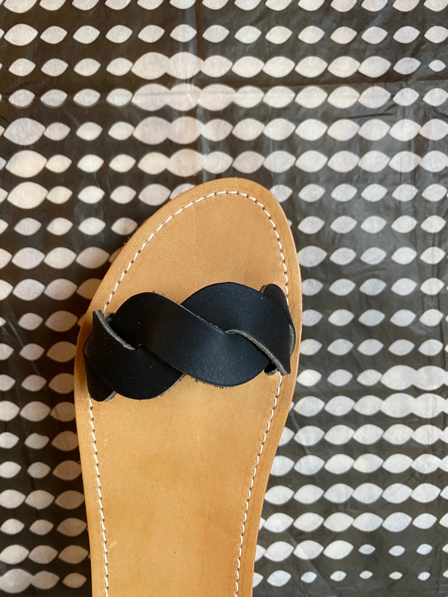 Nu-pieds TRAVERSE plats et confortables.
La tresse sur les orteils est particulièrement élégante et confortable.
La boucle autour de la cheville permet d'ajuster les sandales et le croisé sur le pied.
Ces nu-pieds sont fabriqués artisanalement, à la main, à Rennes avec des matières premières de grande qualité.