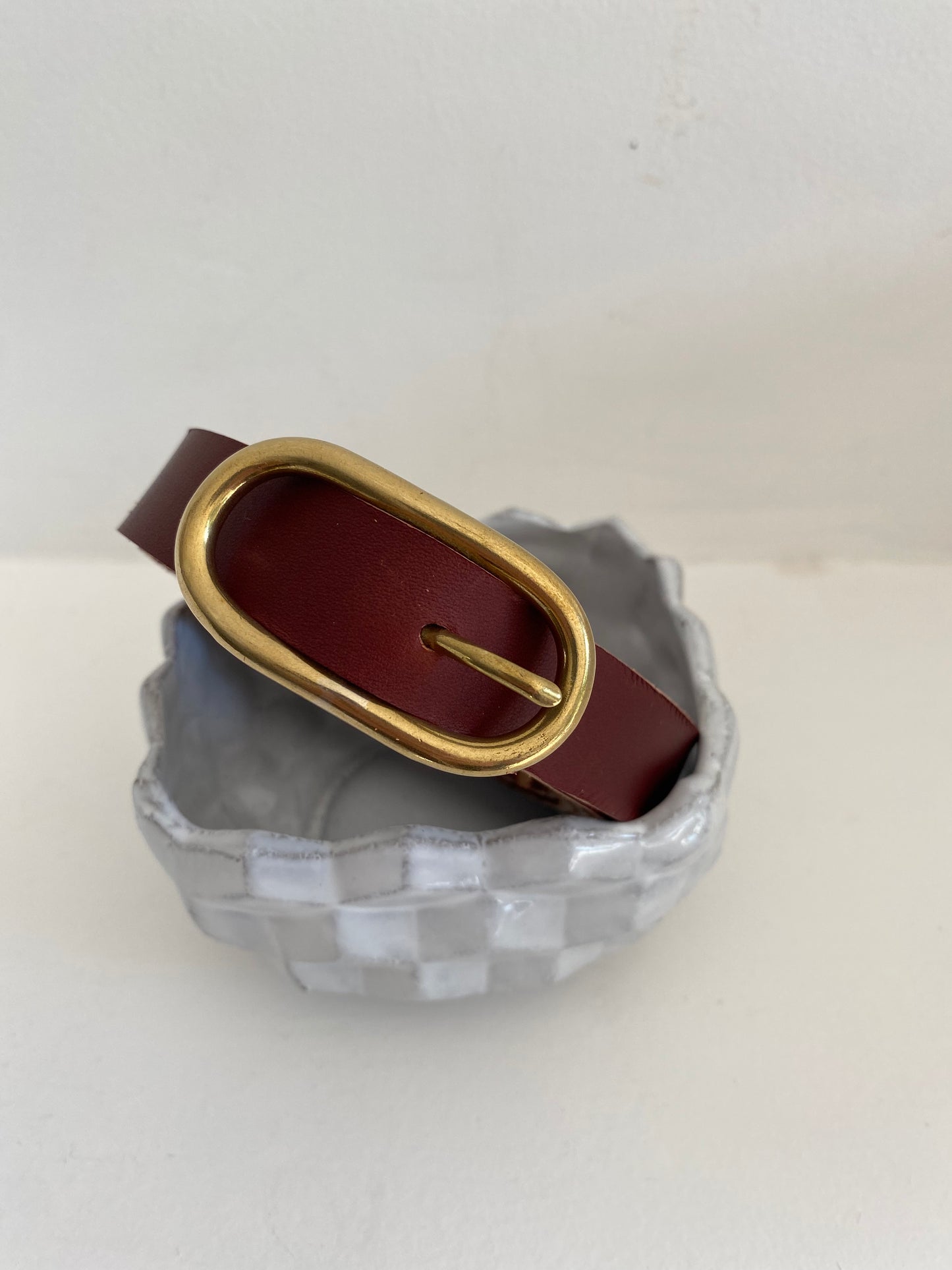 vue ceinture fine boucle ovale cuir lie-de-vin