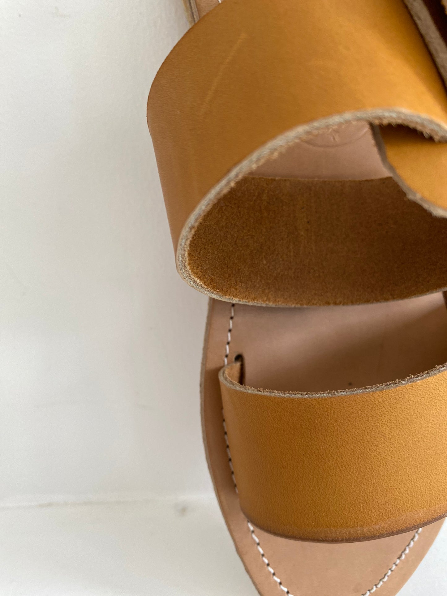 Modèle georgia, nu-pieds traverse : sandales plates et confortables.
Les chaussures ouvertes georgia sont chic et intemporelles, elles n'ont pas d'entredoigt.
La boucle haute (4cm de diamètre) est réglable et permet d'ajuster les sandales à votre pied.
la lanière large (4cm) aux orteils apporte un grand confort de maintient.
Ces nu-pieds sont fabriqués artisanalement, à la main, à Rennes en France.