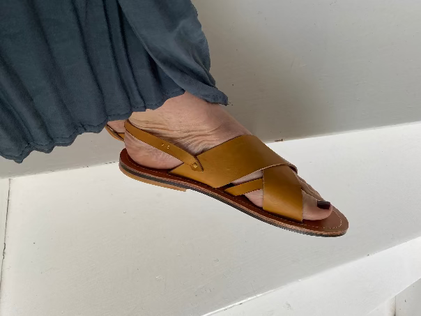 Modèle aimée, nu-pieds traverse sandales plates et confortables.
Modèle classique aimée chic et intemporel.
L'entredoigt permet un très bon maintient du pied;
La boucle réglable derrière le talon permet d'ajuster les sandales à votre pied.
Ces nu-pieds sont fabriqués artisanalement, à la main à Rennes en bretagne.