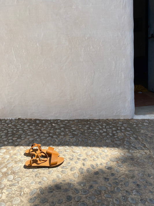 sous le soleil d'Ibiza, devant le smurs d'une finca joli modèle en cuir idéal à porter l'été