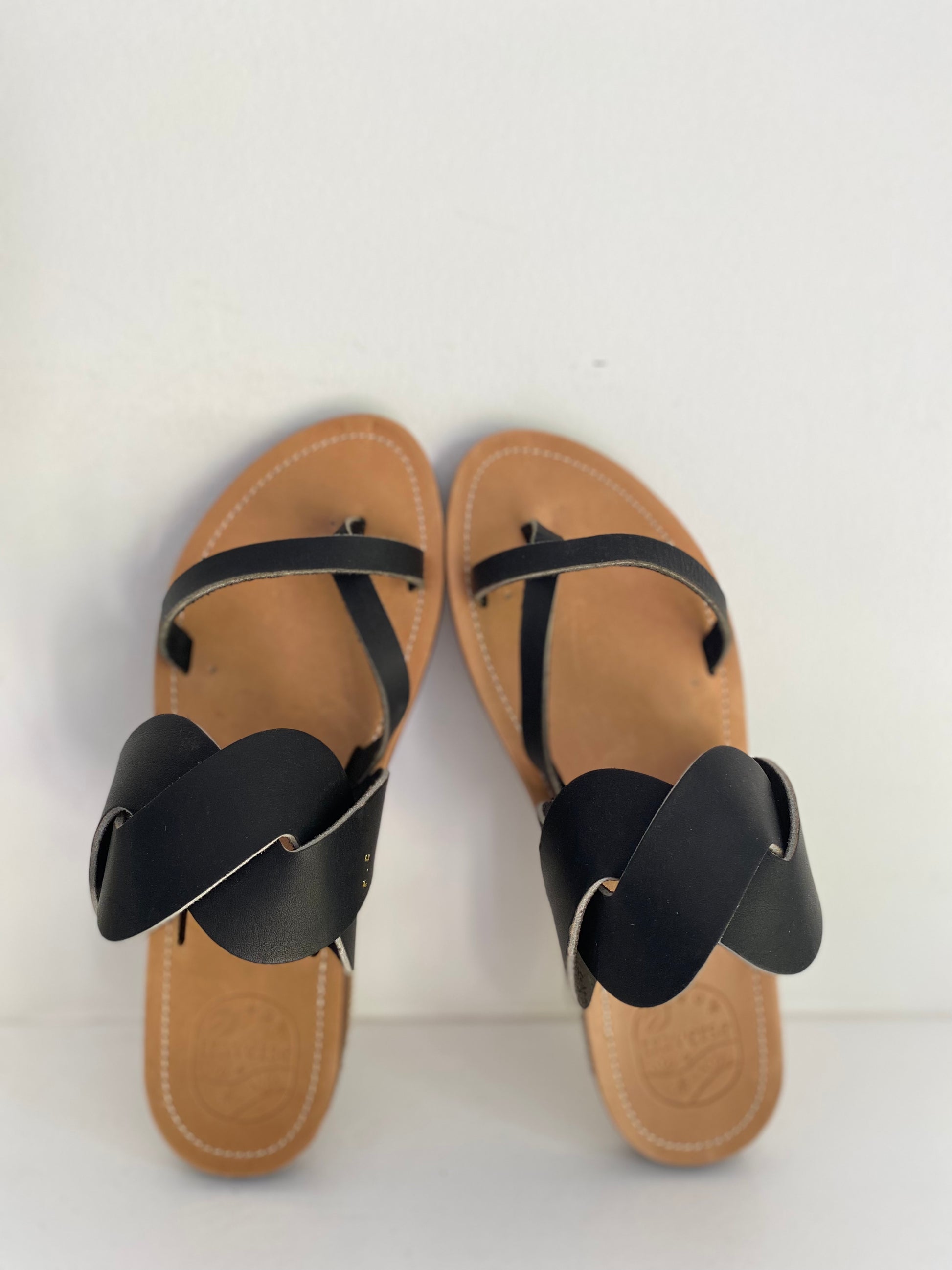 Modèle idris, nu-pieds traverse : sandales plates et confortables.

Les chaussures ouvertes idris sont chic et intemporelles.

La large tresse sur le coup de pied permet un excellent maintient et apporte un caractère original et élégant pour ce modèle mule.

Les lanières fines croisées sur l'avant du pied et l'entredoigt permettent un très bon maintient du pied.

Ce modèle peut être réalisé dans une variante avec une lanière aux orteils sans entredoigt.

L'option de lanière à l'arrière est également