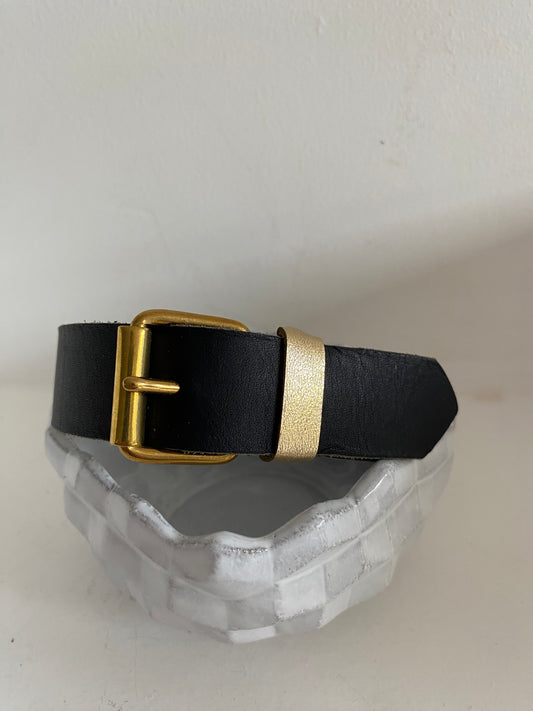TRAVERSE ceinture fine couleur nuit boucle à rouleau avec passant doré