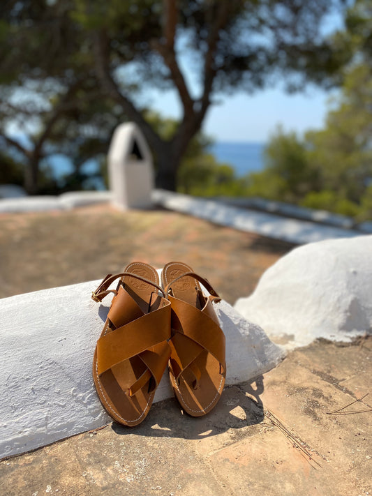 nu-pieds large croisés ; bride arrière pour un bon maintient du pied
sur le toit d'une finca à ibiza
Modèle aimée, nu-pieds traverse sandales plates et confortables.

Modèle classique aimée chic et intemporel.

L'entredoigt permet un très bon maintient du pied;
La boucle réglable derrière le talon permet d'ajuster les sandales à votre pied.
Ces nu-pieds sont fabriqués artisanalement, à la main à Rennes en bretagne.