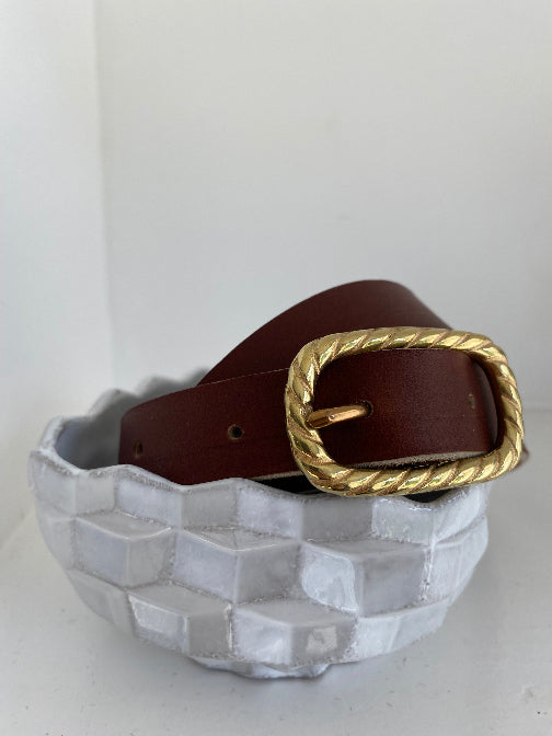 ceinture fine femmes en cuir tannage végétal.
boucle en lation à l'ancienne.
fabriquée à Rennes, à la main dans un atelier en France.