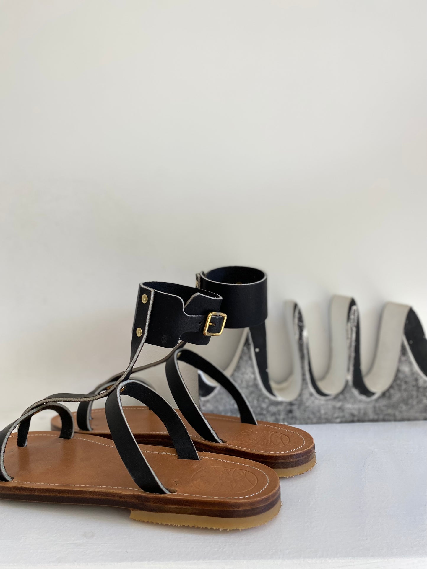 modèle palmyre, nu-pieds traverse : sandales plates et confortables.
Les chaussures ouvertes plamyre sont chic et intemporelles, leur entredoigt et le bracelet de cheville haut permettent un maintient très confortable.
La boucle sur le bracelet de cheville permet d'ajuster les sandales à votre pied.
Ces nu-pieds sont fabriqués artisanalement, à la main à Rennes en France.
Découvrez la genèse et la fabrication d'un nouveau modèle en suivant le lien de l'article.