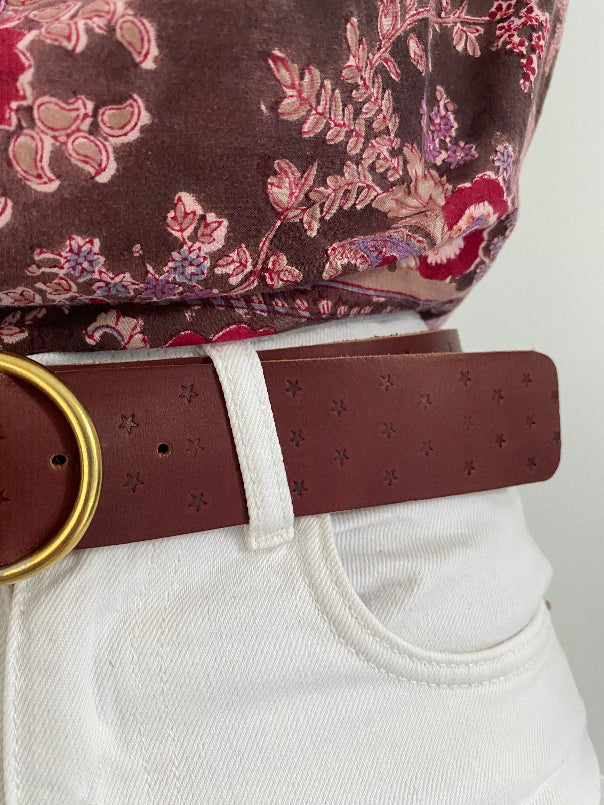 pimpez le cuir  au tannage végétal de votre ceinture avec des étoiles marquées à chaud sur le cuir  ton sur ton ici lie-de-vin ultra tendance.
