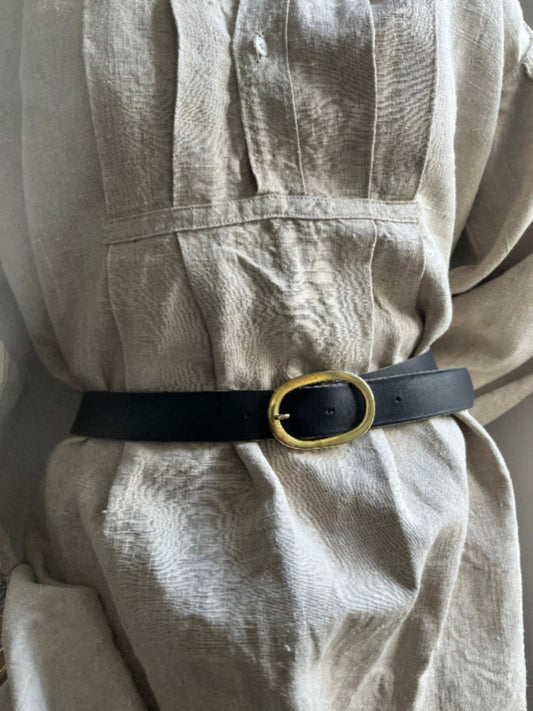 ceinture TRAVERSE boucle en laiton ovale plate portée sur un vêtement d'achive ancien en toile de lin brut