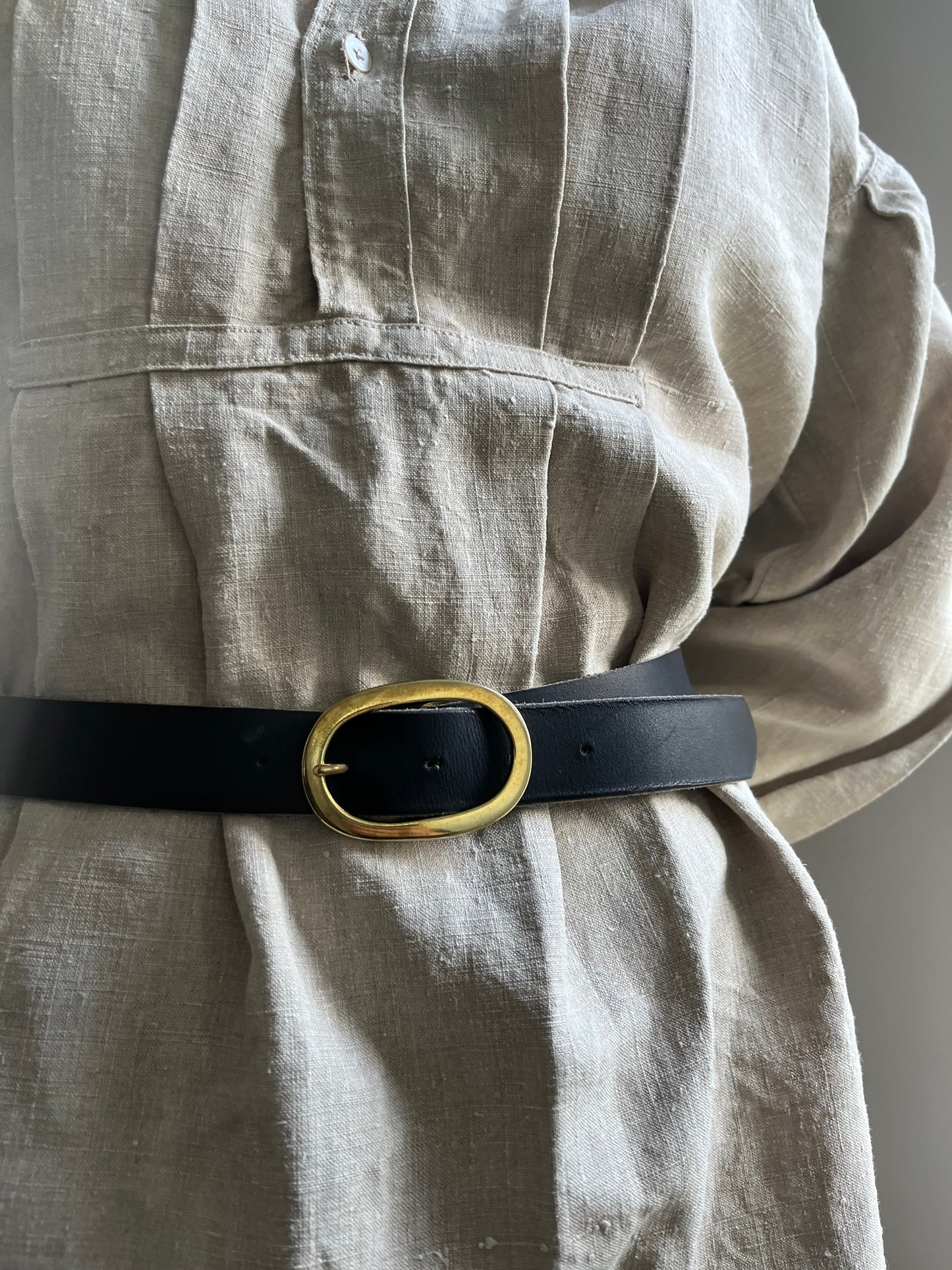 ceinture TRAVERSE portée sur une robe ancienne en chanvre et lin, vêtement ancien de travail, véritable pièce d'archive