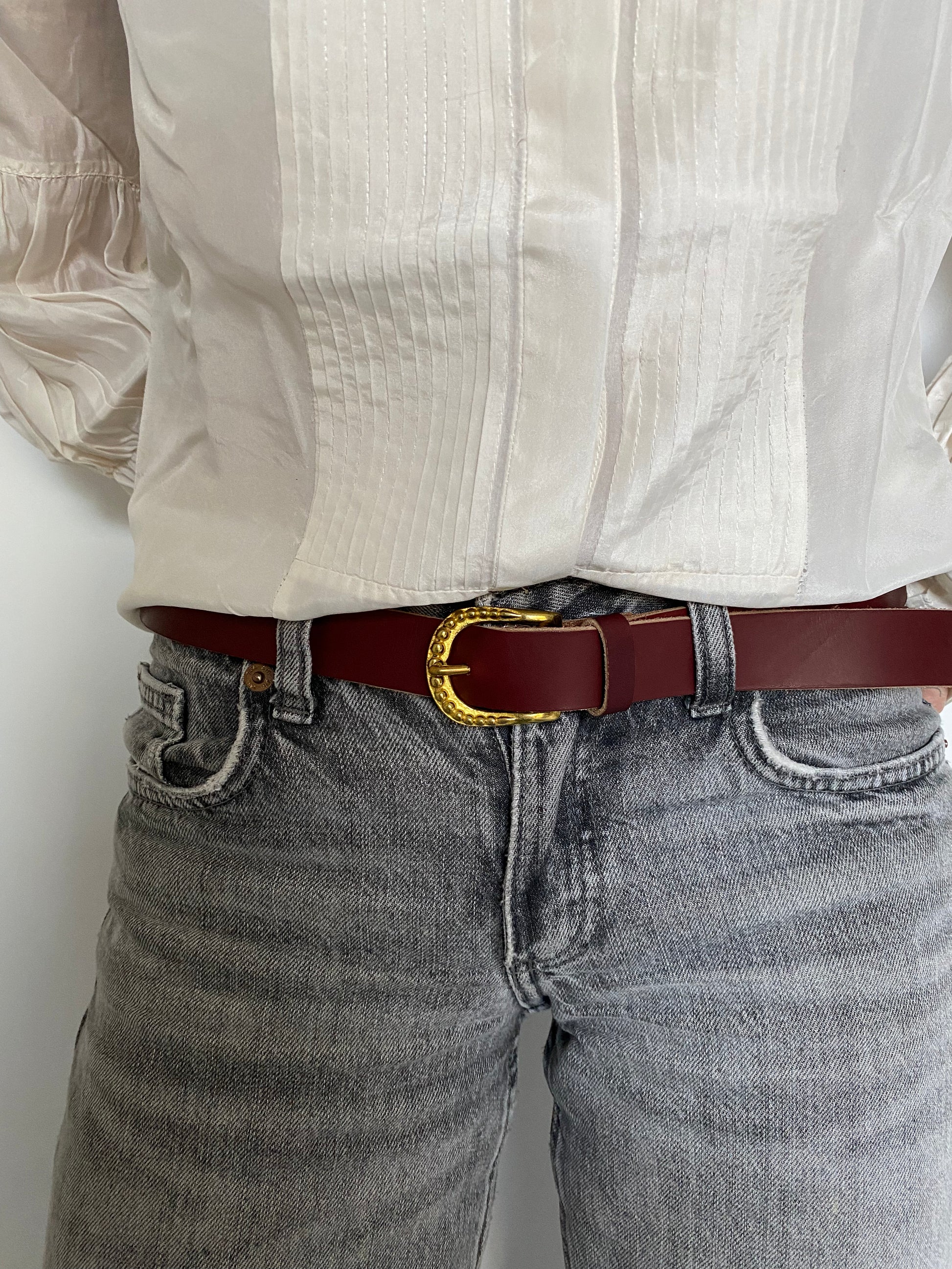 ceinture fine  TRAVERSE boucle à couronne de perles cuir li-de-vin