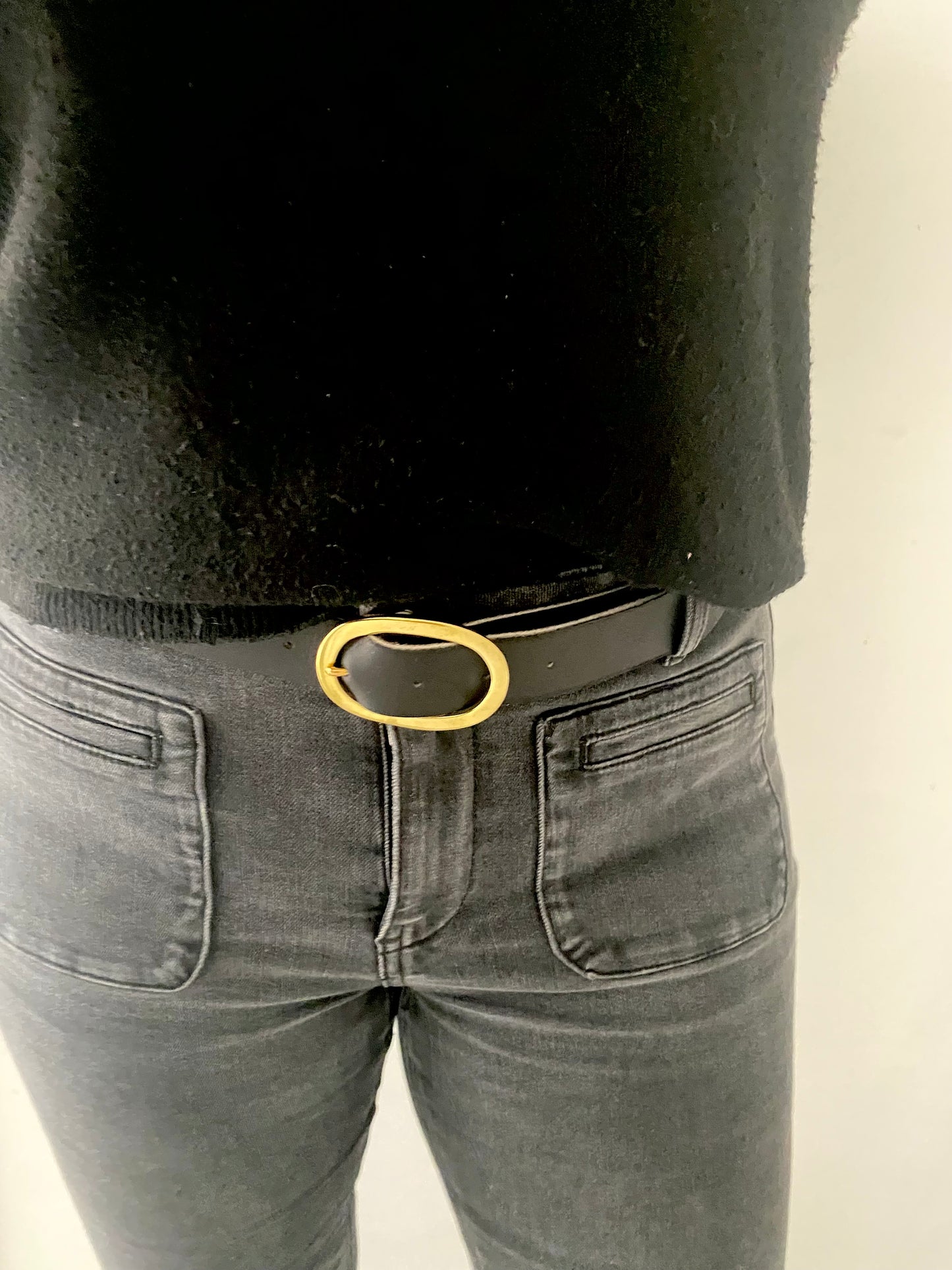 ceinture femme traverse avec une boucle en laiton portée sur un jean "diana" de la marque MKT