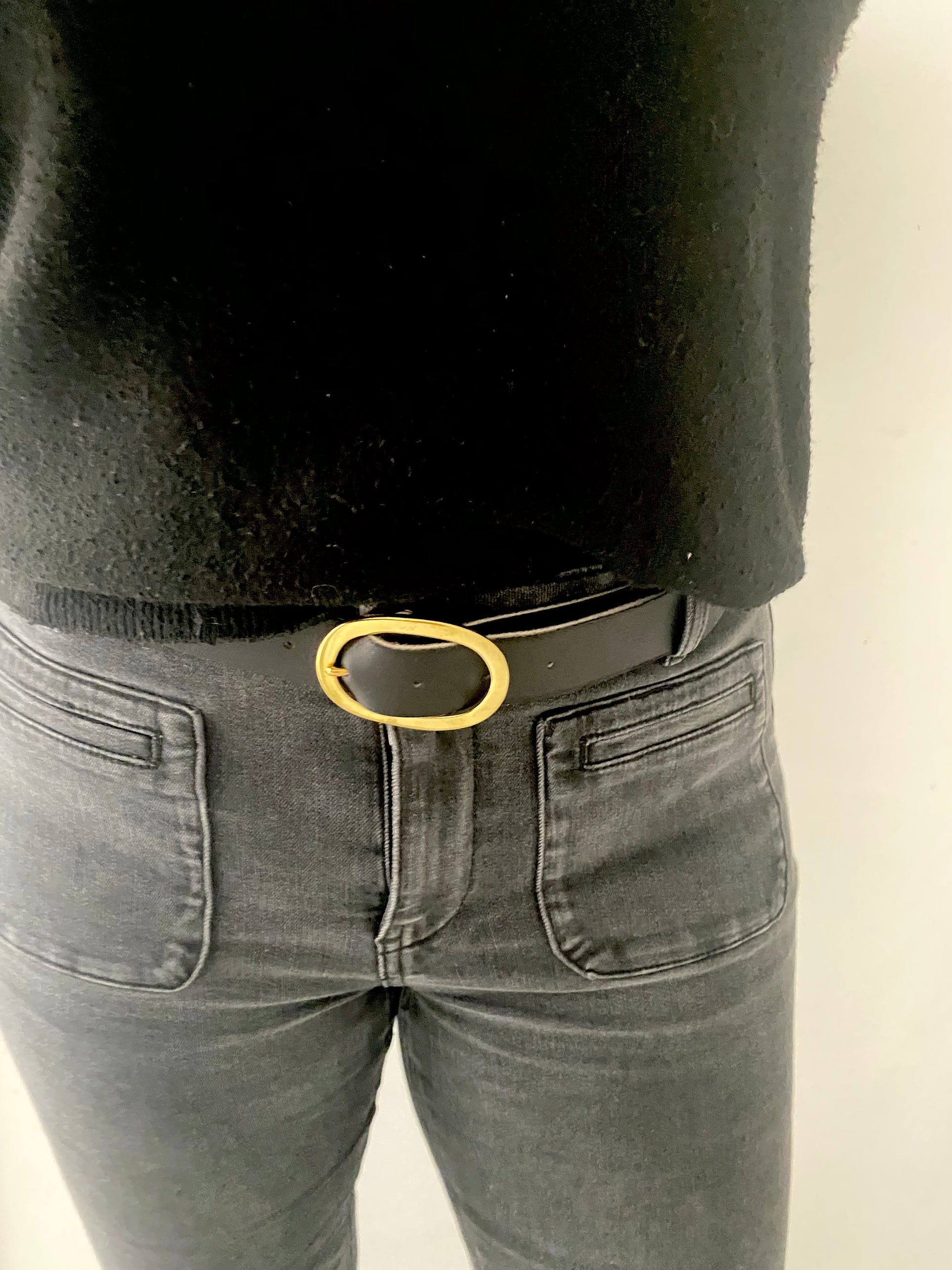 ceinture femme traverse avec une boucle en laiton portée sur un jean "diana" de la marque MKT