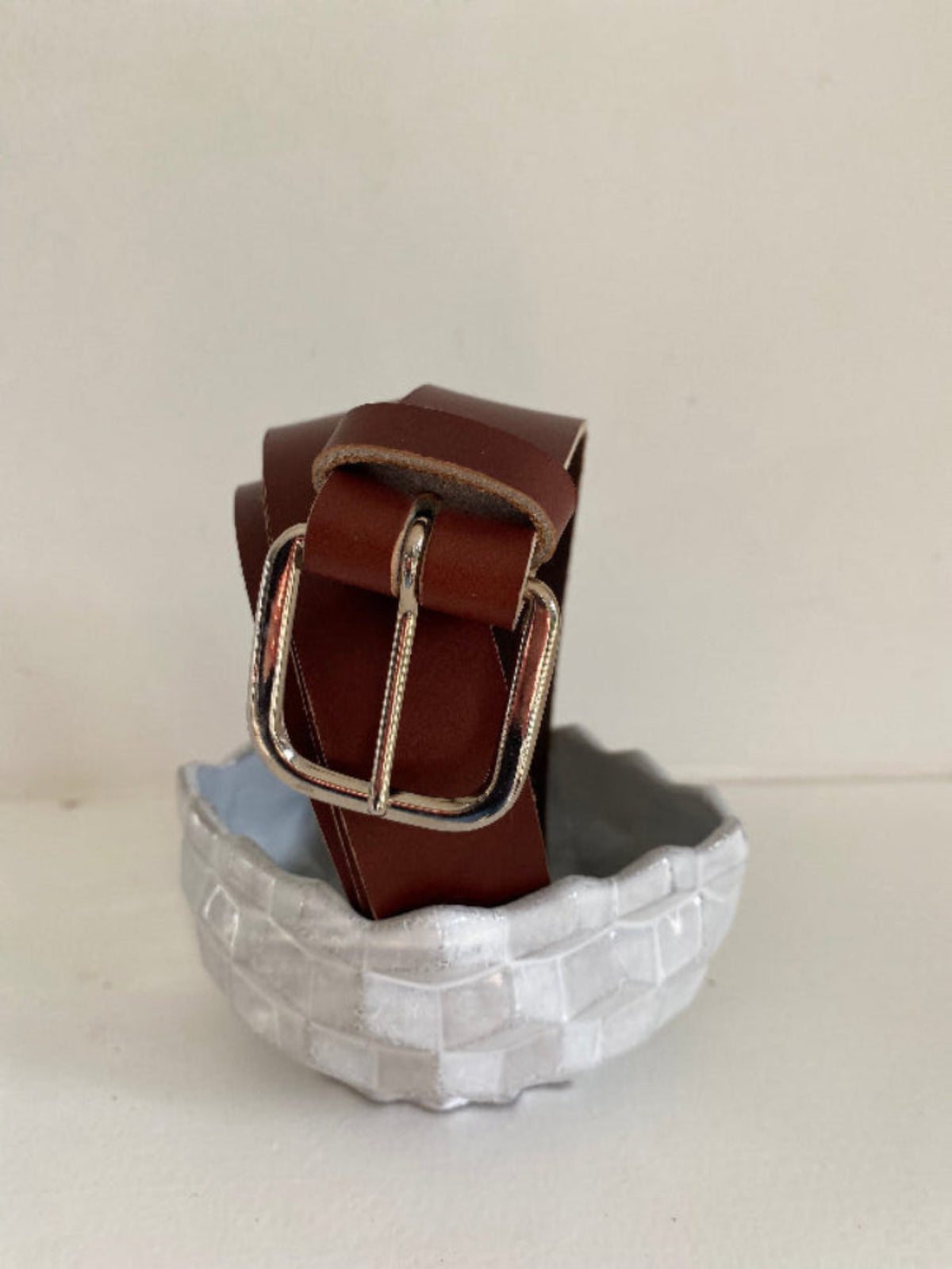 ceinture homme en cuir tannage végétal couleur châtaigne.
fabrication française éco responsable.
