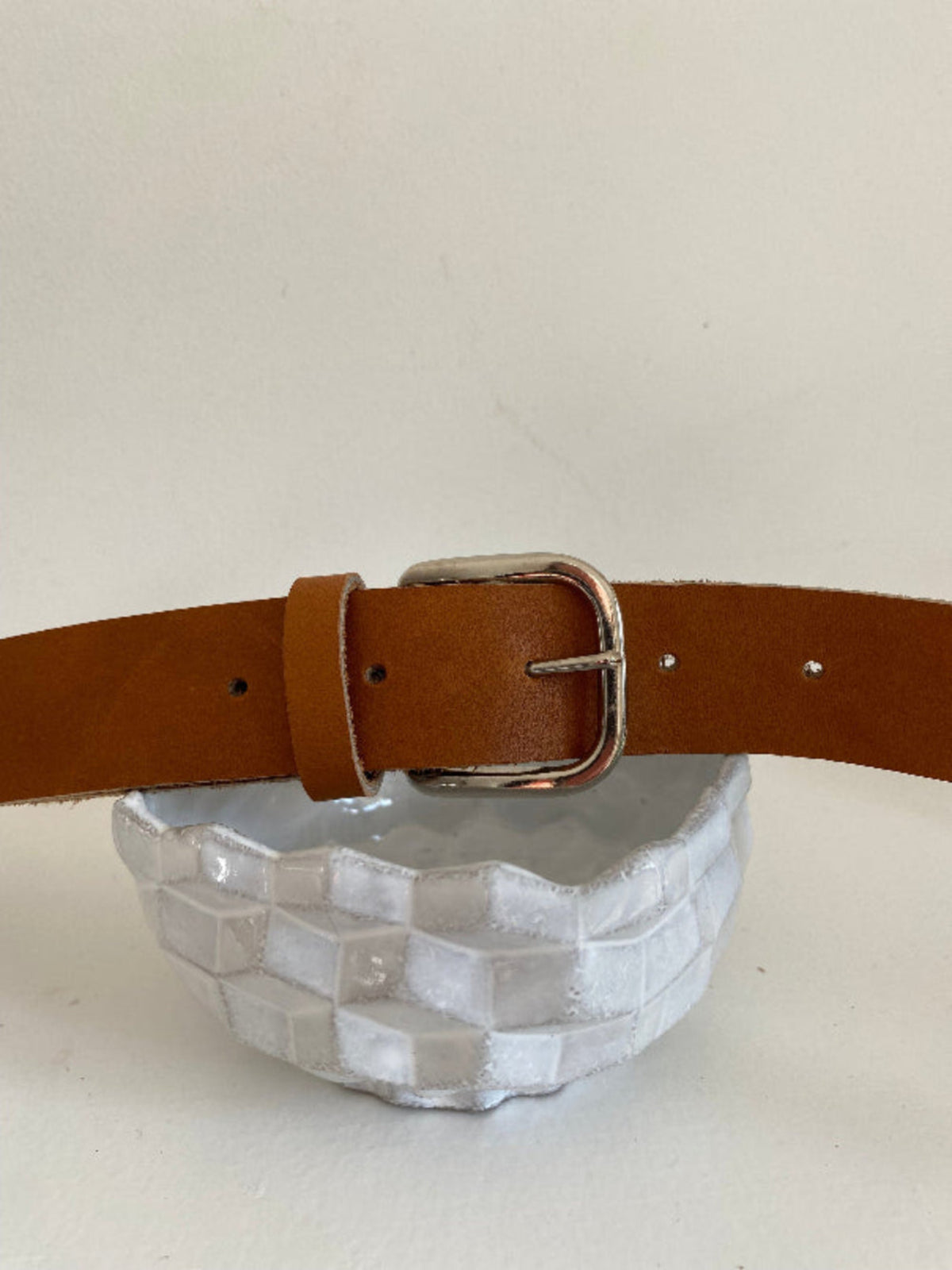 ceinture homme en cuir naturel. Vue de la boucle de face.
fabrication française éco responsable.
Réalisée à Rennes, à la main dans un atelier en France.
