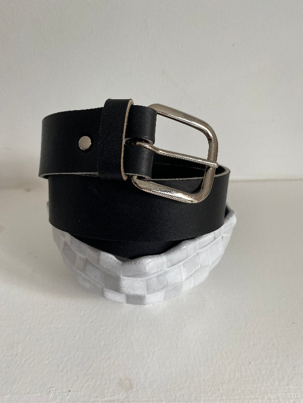ceinture en cuir  noir tannage végétal couleur nuit .
