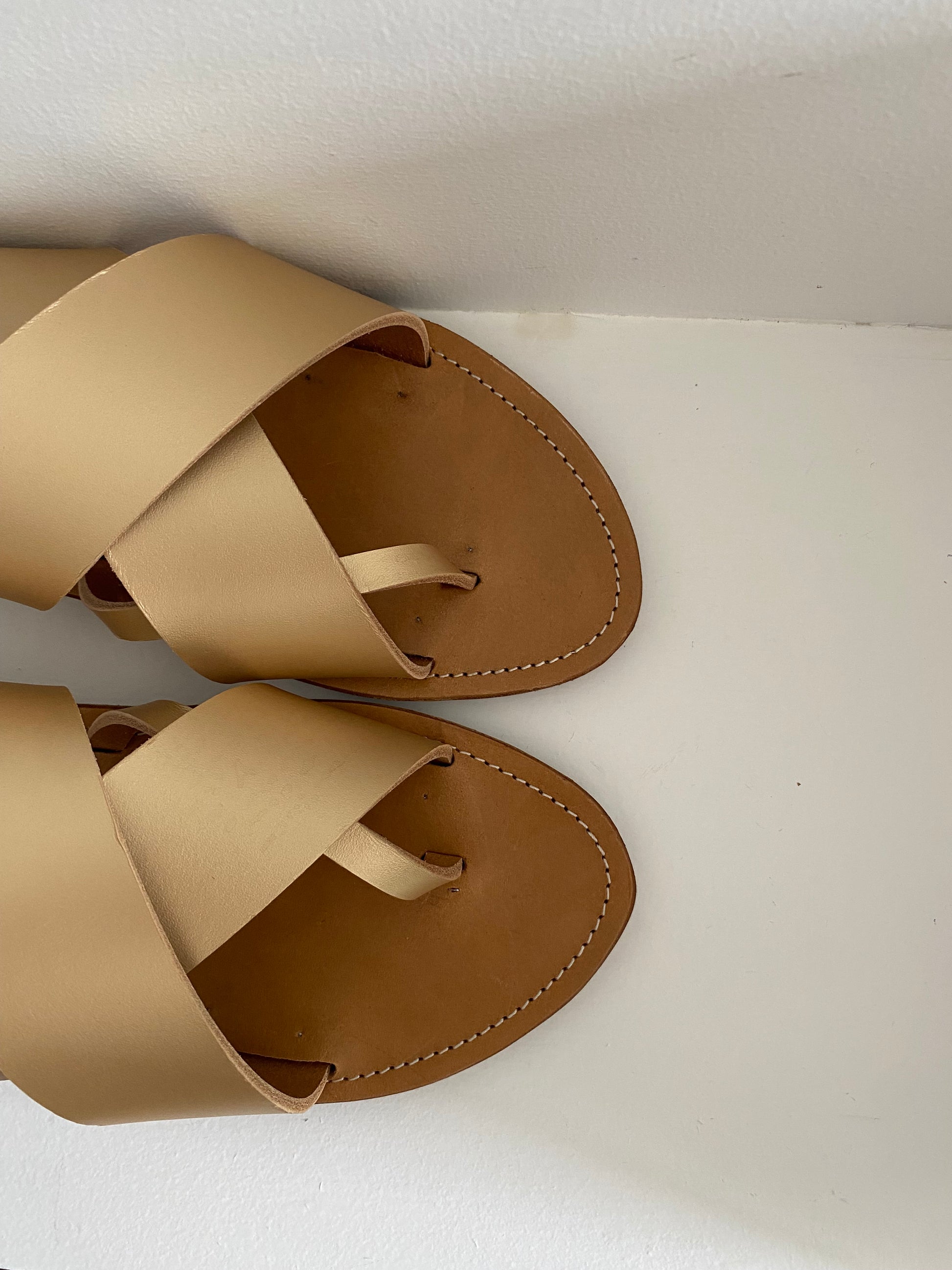 détail croisé avec entredoigt modèle ALMA de la marque artisanale rennaise TRAVERSE