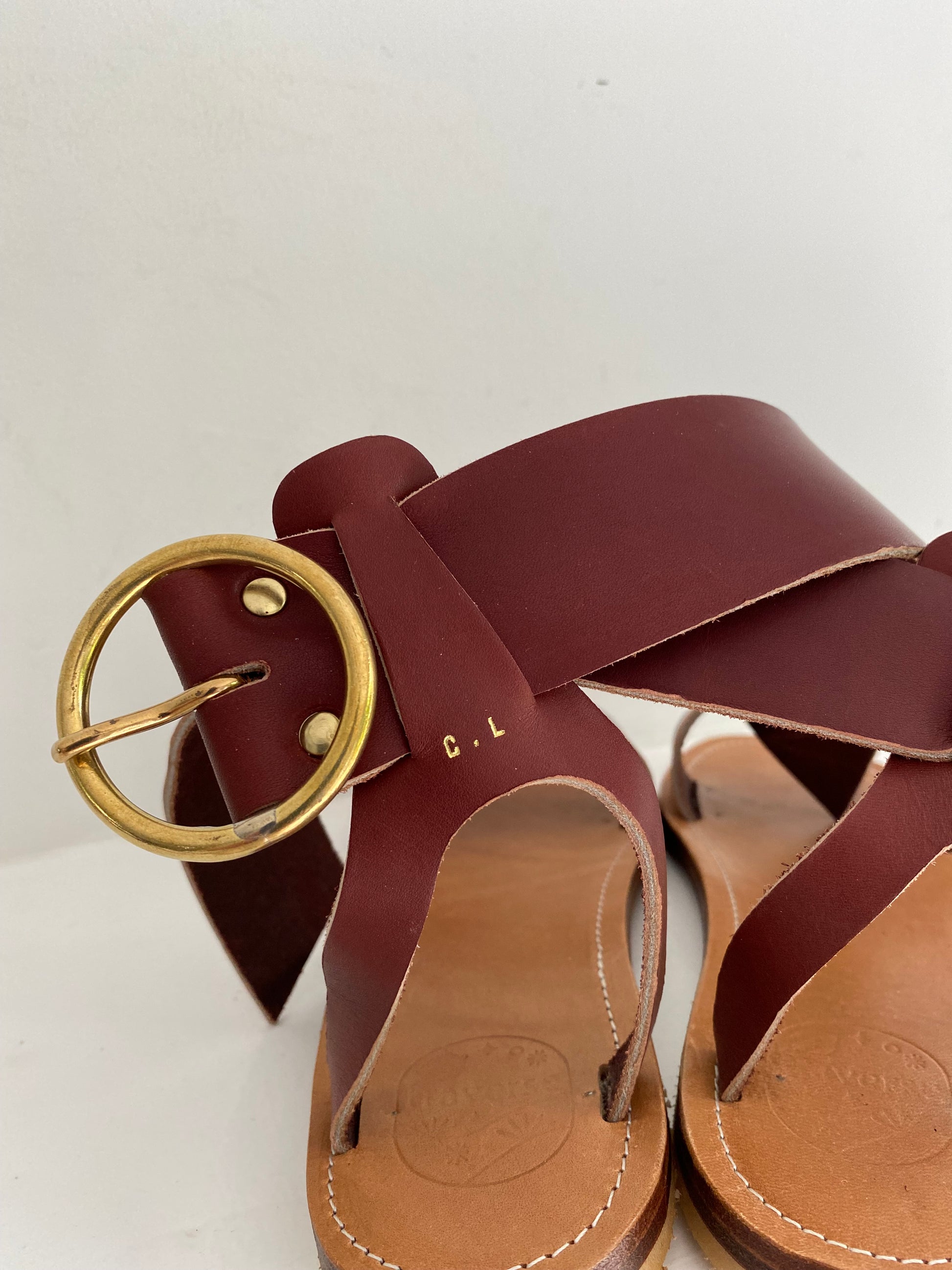 Modèle georgia, nu-pieds traverse : sandales plates et confortables.
Les chaussures ouvertes georgia sont chic et intemporelles, elles n'ont pas d'entredoigt.
La boucle haute (4cm de diamètre) est réglable et permet d'ajuster les sandales à votre pied.
la lanière large (4cm) aux orteils apporte un grand confort de maintient.
Ces nu-pieds sont fabriqués artisanalement, à la main, à Rennes en France.