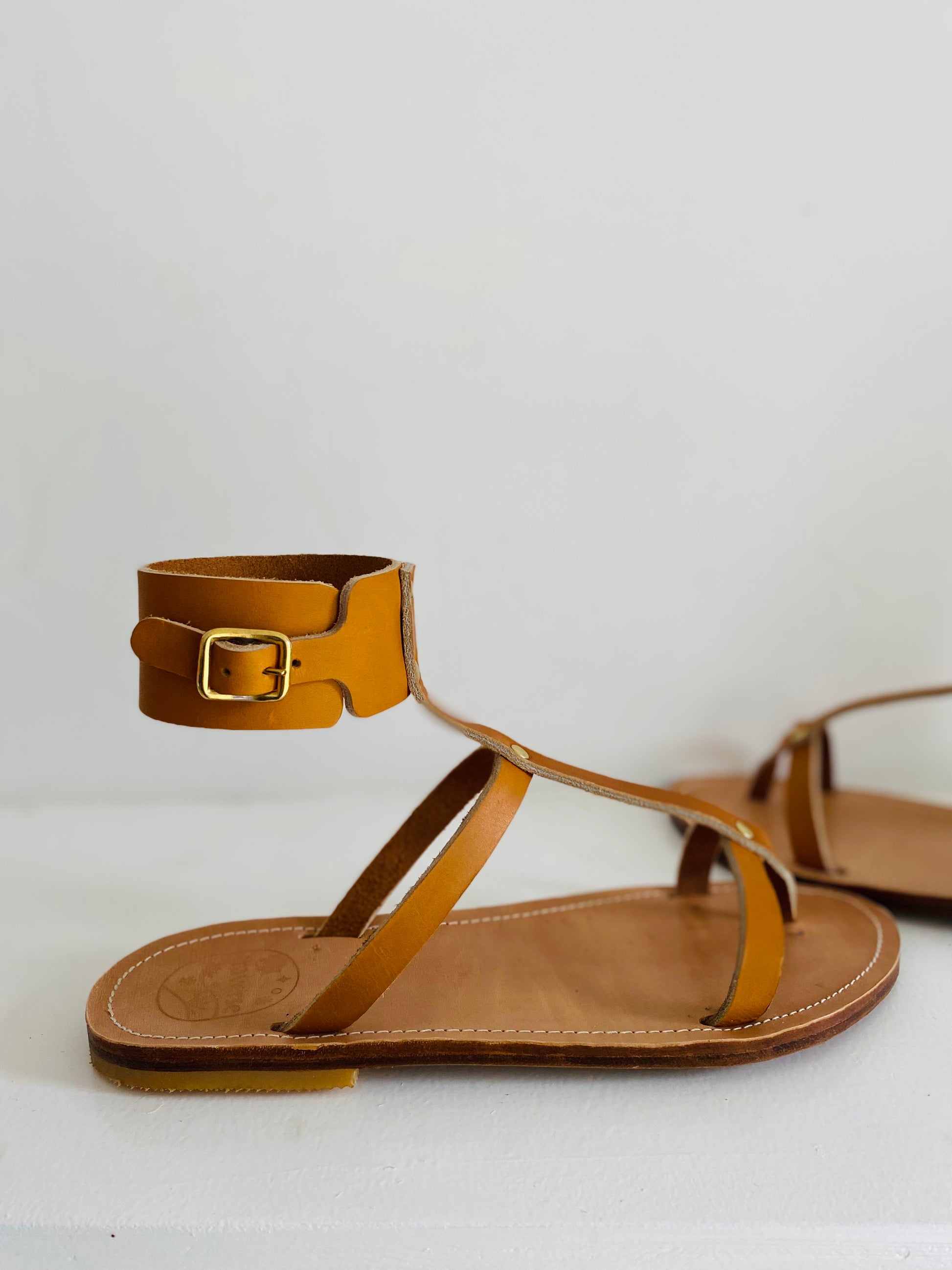 modèle palmyre, nu-pieds traverse : sandales plates et confortables.
Les chaussures ouvertes plamyre sont chic et intemporelles, leur entredoigt et le bracelet de cheville haut permettent un maintient très confortable.
La boucle sur le bracelet de cheville permet d'ajuster les sandales à votre pied.
Ces nu-pieds sont fabriqués artisanalement, à la main à Rennes en France.
Découvrez la genèse et la fabrication d'un nouveau modèle en suivant le lien de l'article.