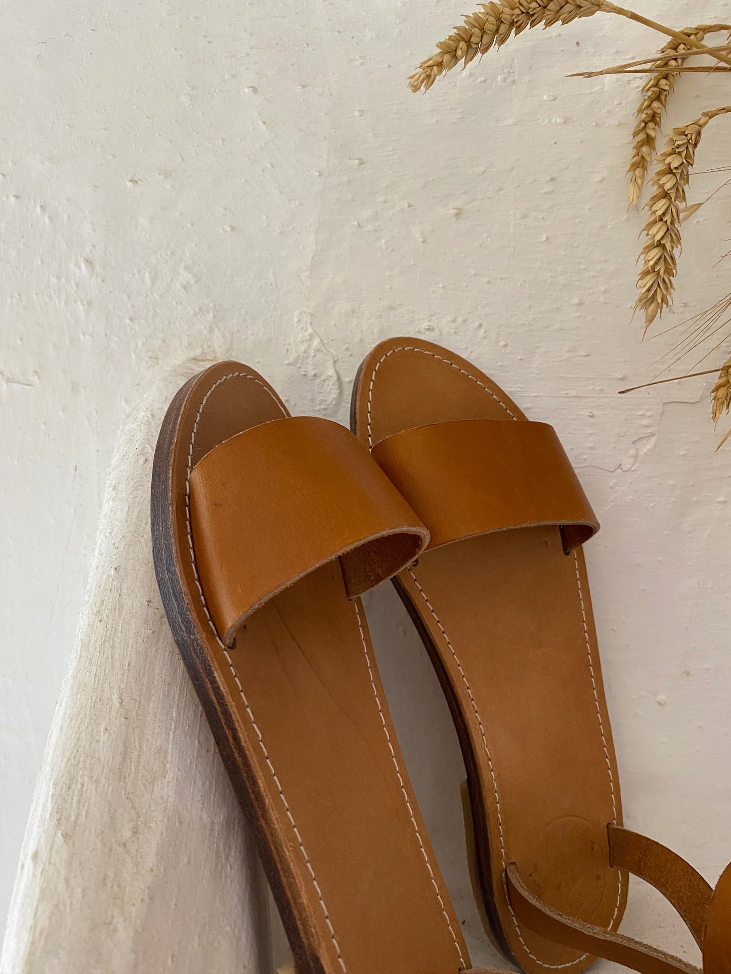 Modèle georgia, nu-pieds traverse : sandales plates et confortables.
Les chaussures ouvertes georgia sont chic et intemporelles, elles n'ont pas d'entredoigt.
La boucle haute (4cm de diamètre) est réglable et permet d'ajuster les sandales à votre pied.
la lanière large (4cm) aux orteils apporte un grand confort de maintient.
Ces nu-pieds sont fabriqués artisanalement, à la main, à Rennes en France.