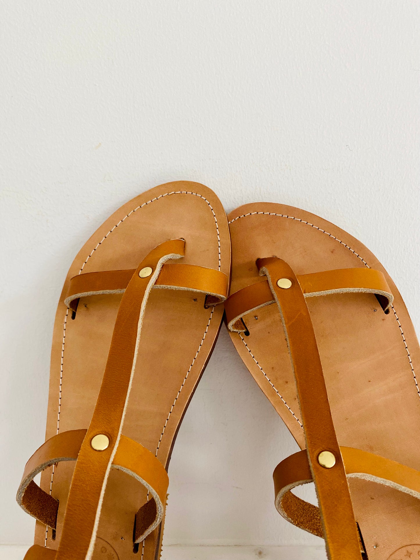 modèle palmyre, nu-pieds traverse : sandales plates et confortables.
Les chaussures ouvertes plamyre sont chic et intemporelles, leur entredoigt et le bracelet de cheville haut permettent un maintient très confortable.
La boucle sur le bracelet de cheville permet d'ajuster les sandales à votre pied.
Ces nu-pieds sont fabriqués artisanalement, à la main à Rennes en France.
Découvrez la genèse et la fabrication d'un nouveau modèle en suivant le lien de l'article.