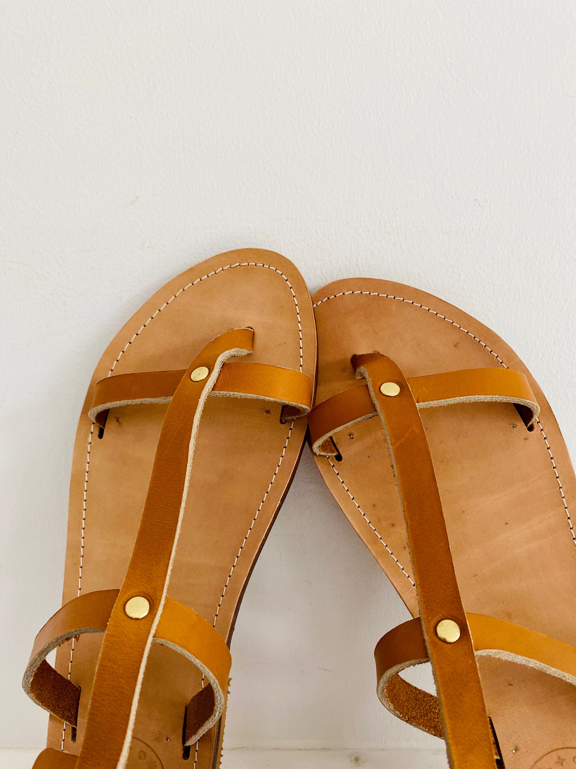 modèle palmyre, nu-pieds traverse : sandales plates et confortables.
Les chaussures ouvertes plamyre sont chic et intemporelles, leur entredoigt et le bracelet de cheville haut permettent un maintient très confortable.
La boucle sur le bracelet de cheville permet d'ajuster les sandales à votre pied.
Ces nu-pieds sont fabriqués artisanalement, à la main à Rennes en France.
Découvrez la genèse et la fabrication d'un nouveau modèle en suivant le lien de l'article.