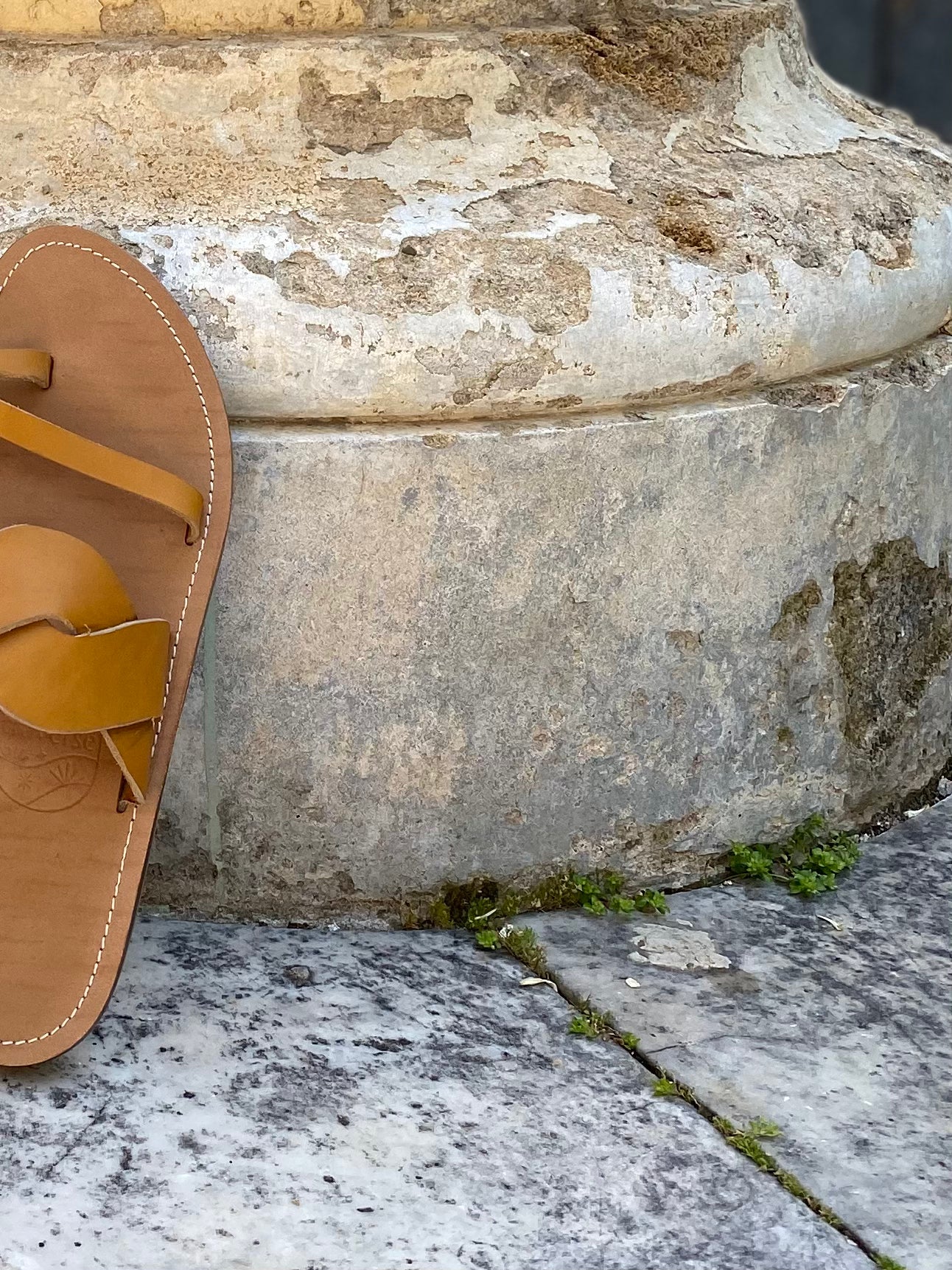 Modèle idris, nu-pieds traverse : sandales plates et confortables.

Les chaussures ouvertes idris sont chic et intemporelles.

La large tresse sur le coup de pied permet un excellent maintient et apporte un caractère original et élégant pour ce modèle mule.

Les lanières fines croisées sur l'avant du pied et l'entredoigt permettent un très bon maintient du pied.

Ce modèle peut être réalisé dans une variante avec une lanière aux orteils sans entredoigt.

L'option de lanière à l'arrière est également
