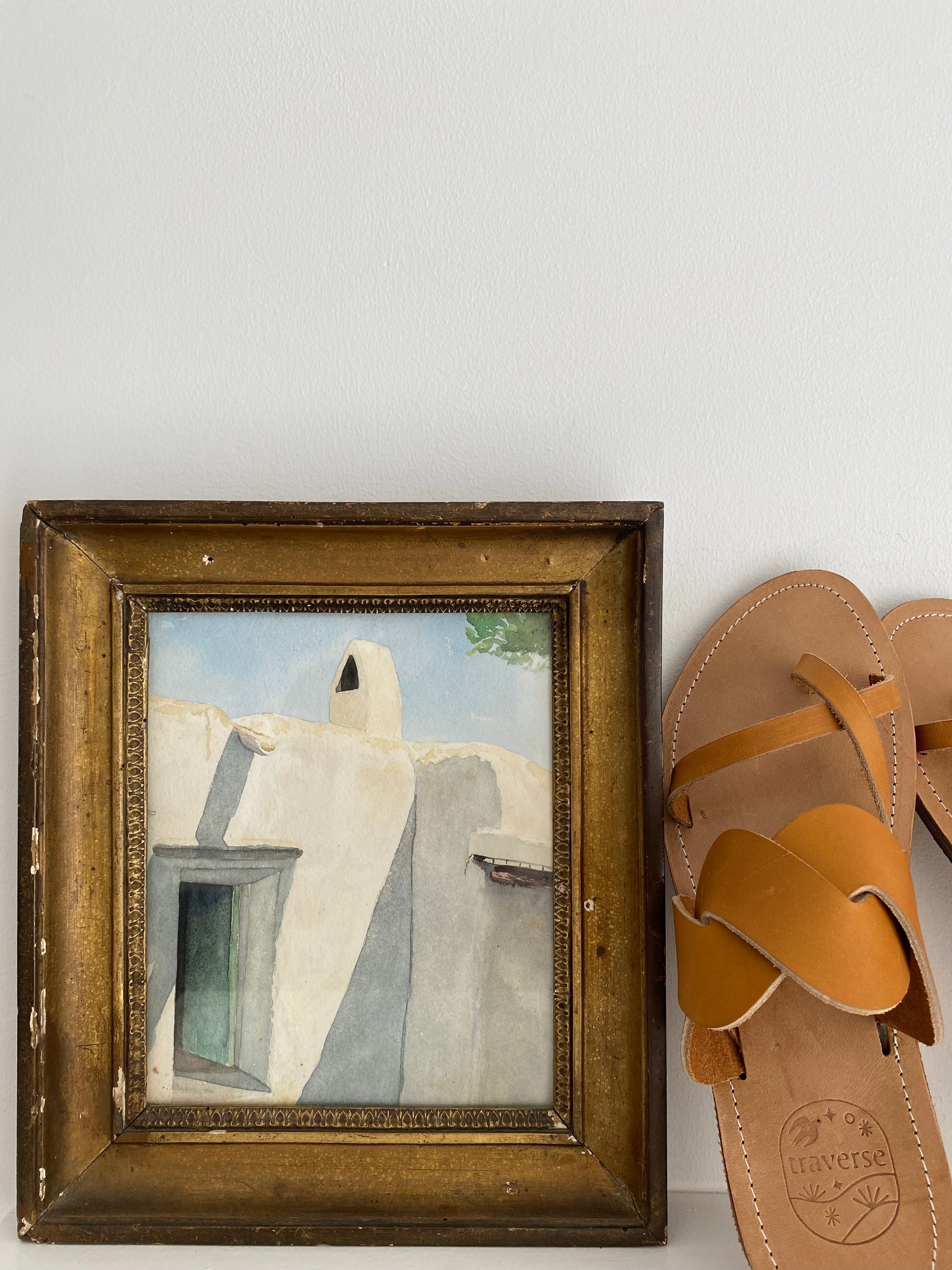 Modèle idris, nu-pieds traverse : sandales plates et confortables.

Les chaussures ouvertes idris sont chic et intemporelles.

La large tresse sur le coup de pied permet un excellent maintient et apporte un caractère original et élégant pour ce modèle mule.

Les lanières fines croisées sur l'avant du pied et l'entredoigt permettent un très bon maintient du pied.

Ce modèle peut être réalisé dans une variante avec une lanière aux orteils sans entredoigt.

L'option de lanière à l'arrière est également