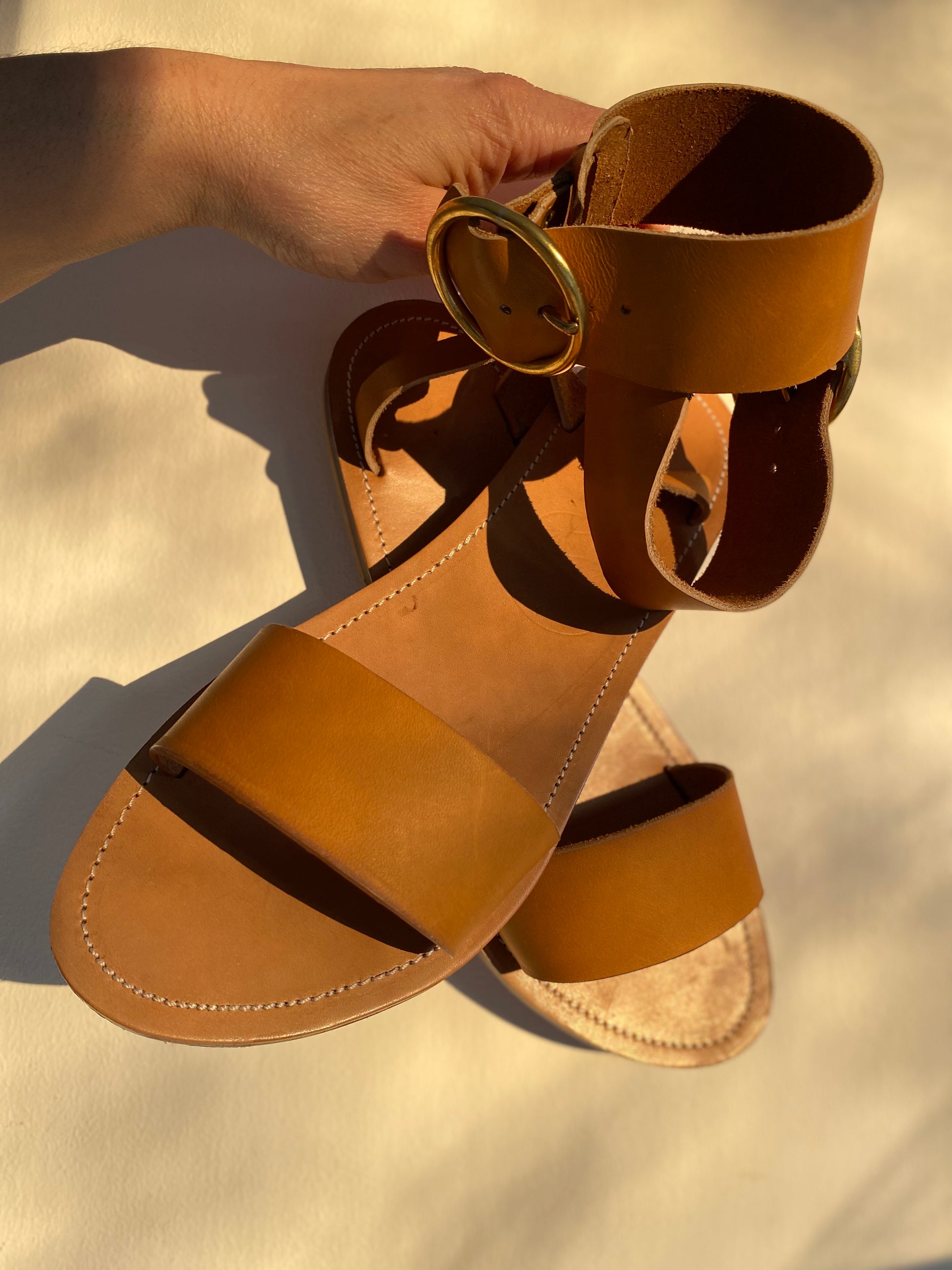 Modèle georgia, nu-pieds traverse : sandales plates et confortables.
Les chaussures ouvertes georgia sont chic et intemporelles, elles n'ont pas d'entredoigt.
La boucle haute (4cm de diamètre) est réglable et permet d'ajuster les sandales à votre pied.
la lanière large (4cm) aux orteils apporte un grand confort de maintient.
Ces nu-pieds sont fabriqués artisanalement, à la main, à Rennes en France.