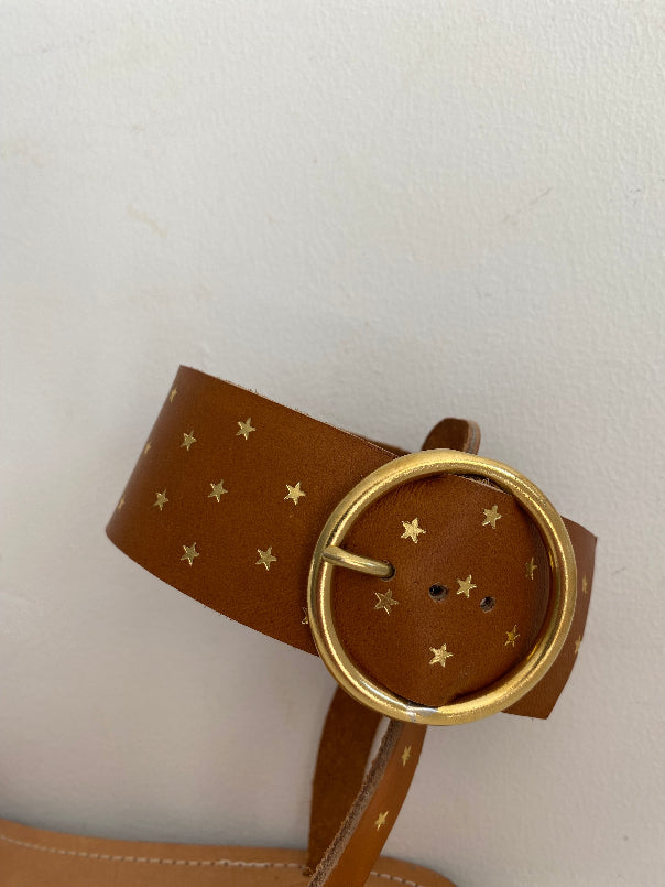 Cette option vous permet d'ajouter sur le cuir au tannage végétal de votre paire de nu-pieds (dune, alma, palmyre, idris, aimée, freya, georgia, gypsy ou anytè) des étoiles marquées à chaud sur le cuir  ultra tendance.
Une touche originale qui pimpe des sandales et devient un indispensable dans un vestiaire.