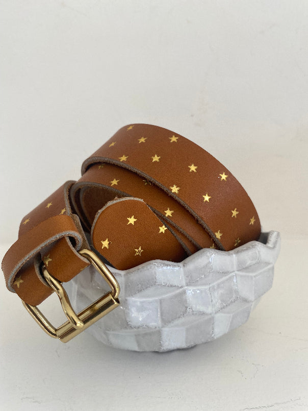 Cette option vous permet d'ajouter sur le cuir tannage végétal de votre ceinture ici avec une boucle à rouleau des étoiles marquées à chaud sur le cuir pour une touche dorée
Un petit plus qui brille ou ton sur ton ultra tendance.
Une touche de doré indispensable dans un vestiaire.