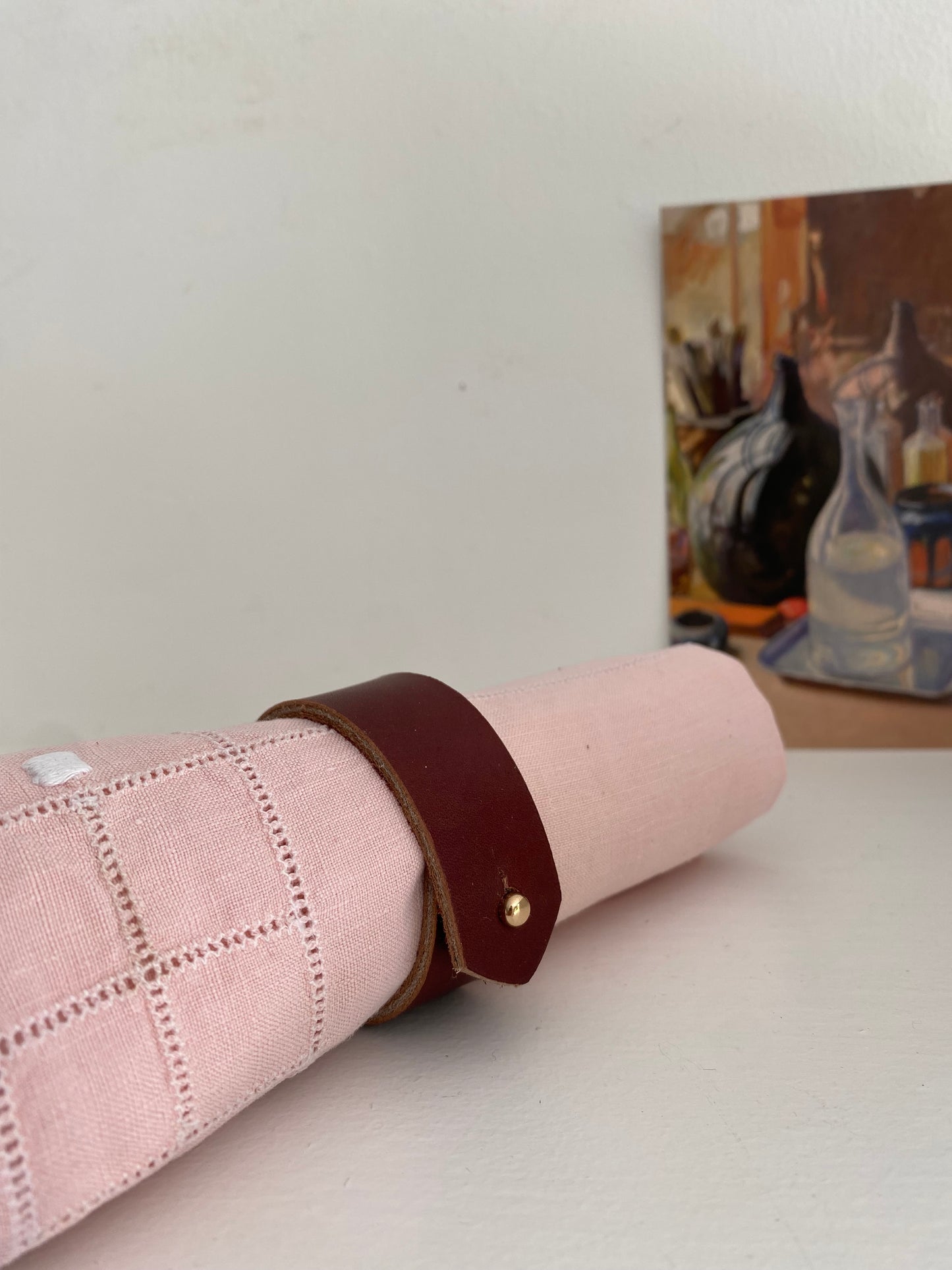 attache dorée pour fermer le rond de serviette en cuir personnalisé