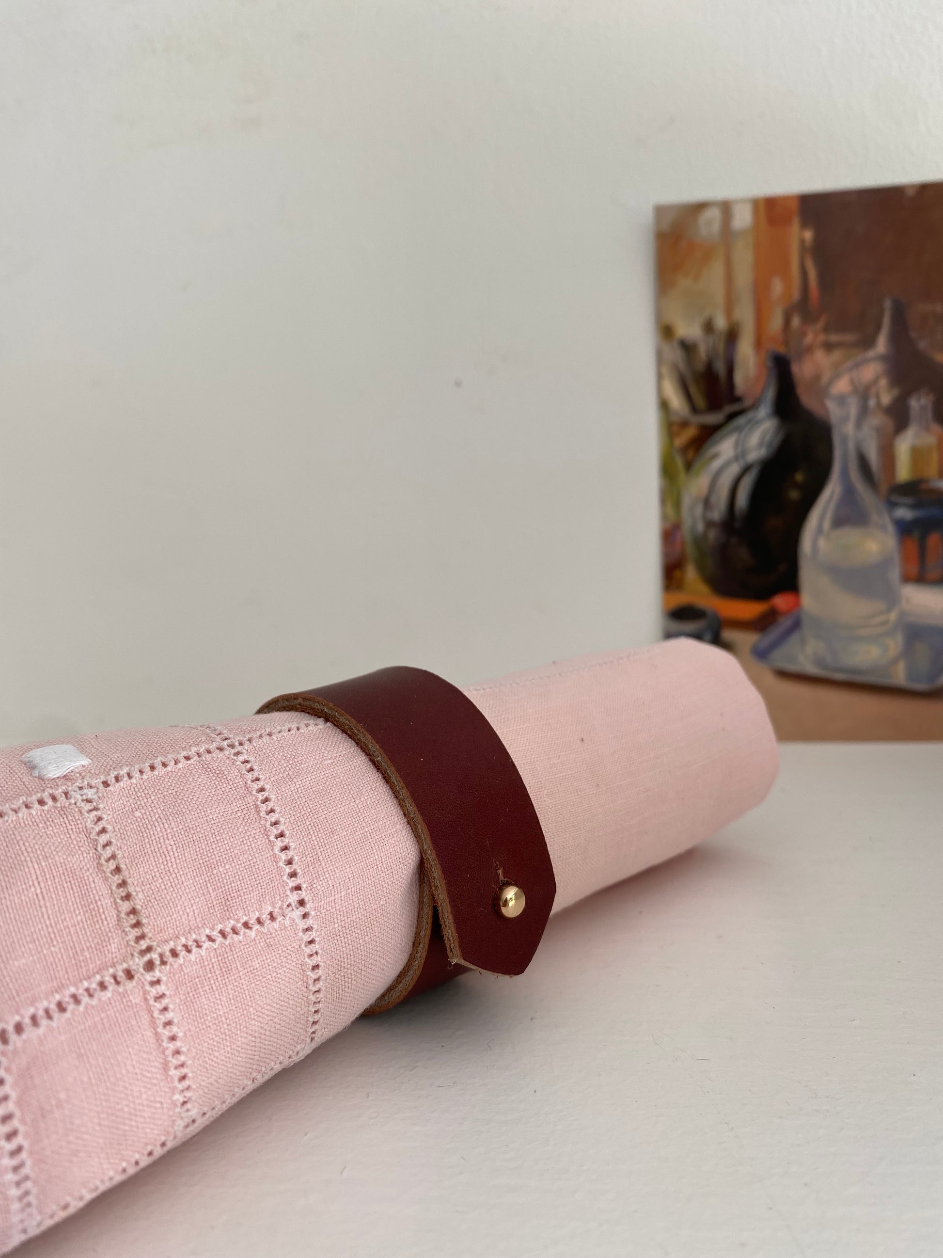 attache dorée pour fermer le rond de serviette en cuir personnalisé