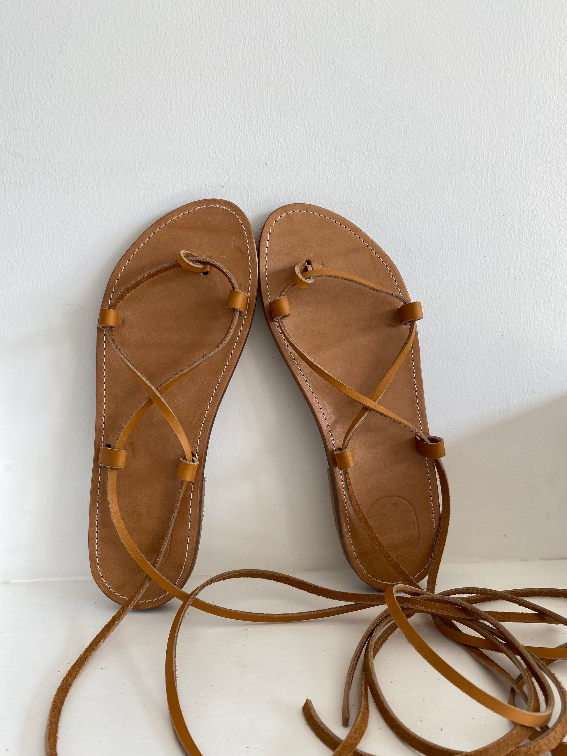 Modèle anytè, nu-pieds traverse : sandales plates et confortables.
Les chaussures ouvertes anytè sont très chic et intemporelles : elles se lacent autour de la cheville comme les sandales grecques des origines.
Modèle intemporel, comme un retour aux sources, un éloge de la simplicité.
Le laçage autour du pied et de la cheville permet aux sandales de s'adapter à toutes les morphologies de pied.
Ces nu-pieds sont fabriqués artisanalement, à la main à Rennes en France.
Anytè de Tégée, est une poétesse grecque.