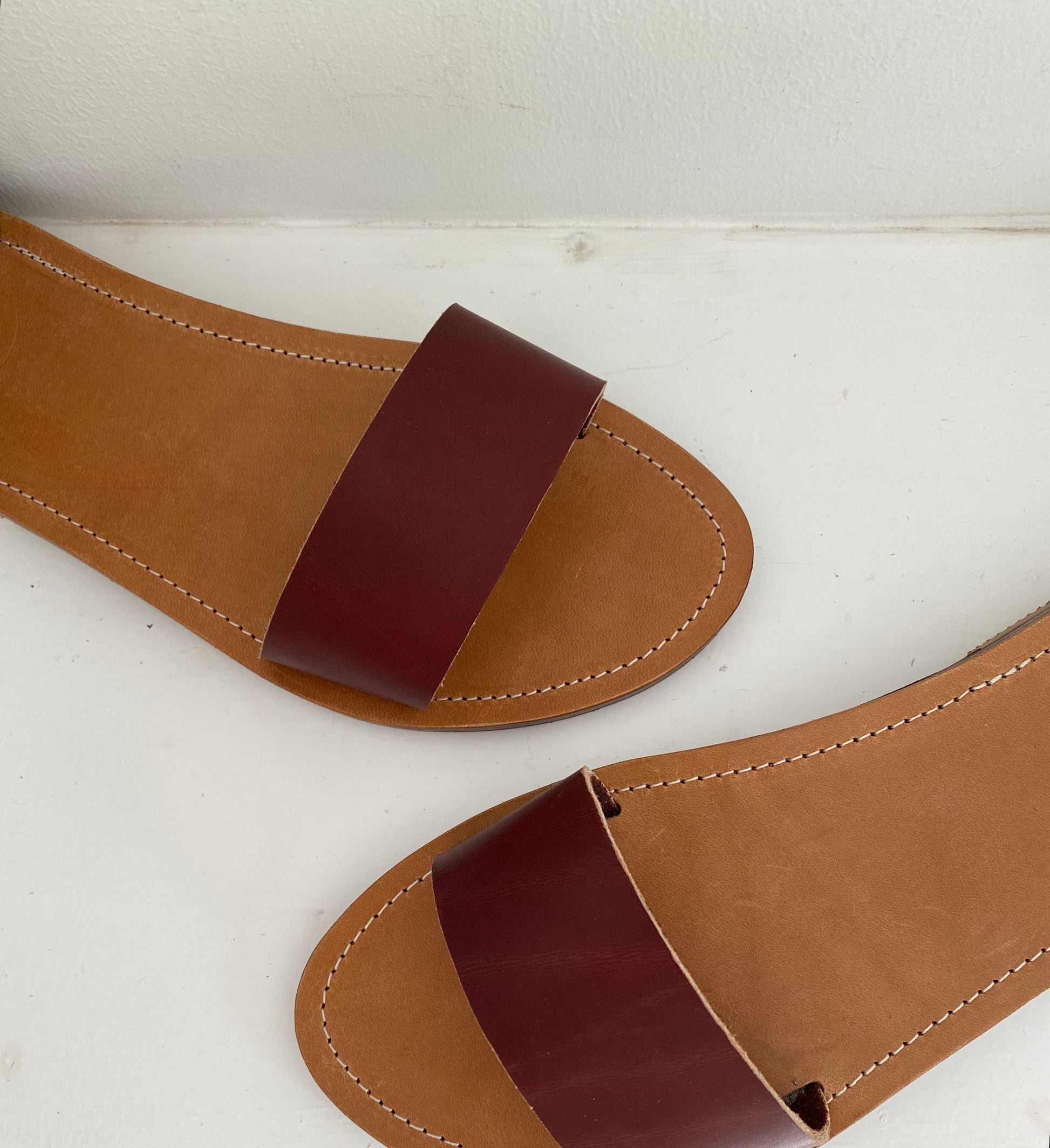 Modèle georgia, nu-pieds traverse : sandales plates et confortables.
Les chaussures ouvertes georgia sont chic et intemporelles, elles n'ont pas d'entredoigt.
La boucle haute (4cm de diamètre) est réglable et permet d'ajuster les sandales à votre pied.
la lanière large (4cm) aux orteils apporte un grand confort de maintient.
Ces nu-pieds sont fabriqués artisanalement, à la main, à Rennes en France.