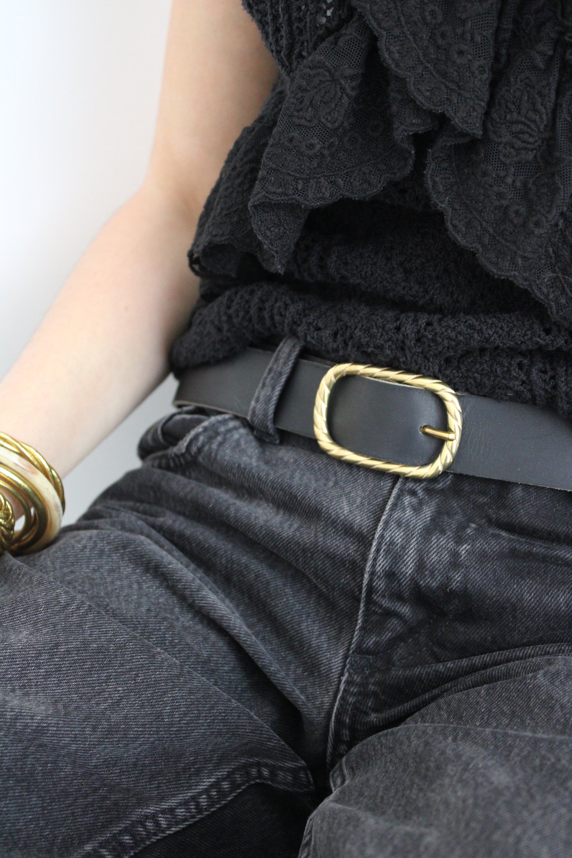 look noir : ceinture TRAVERSE boucle torsadée en laiton cuir nuit